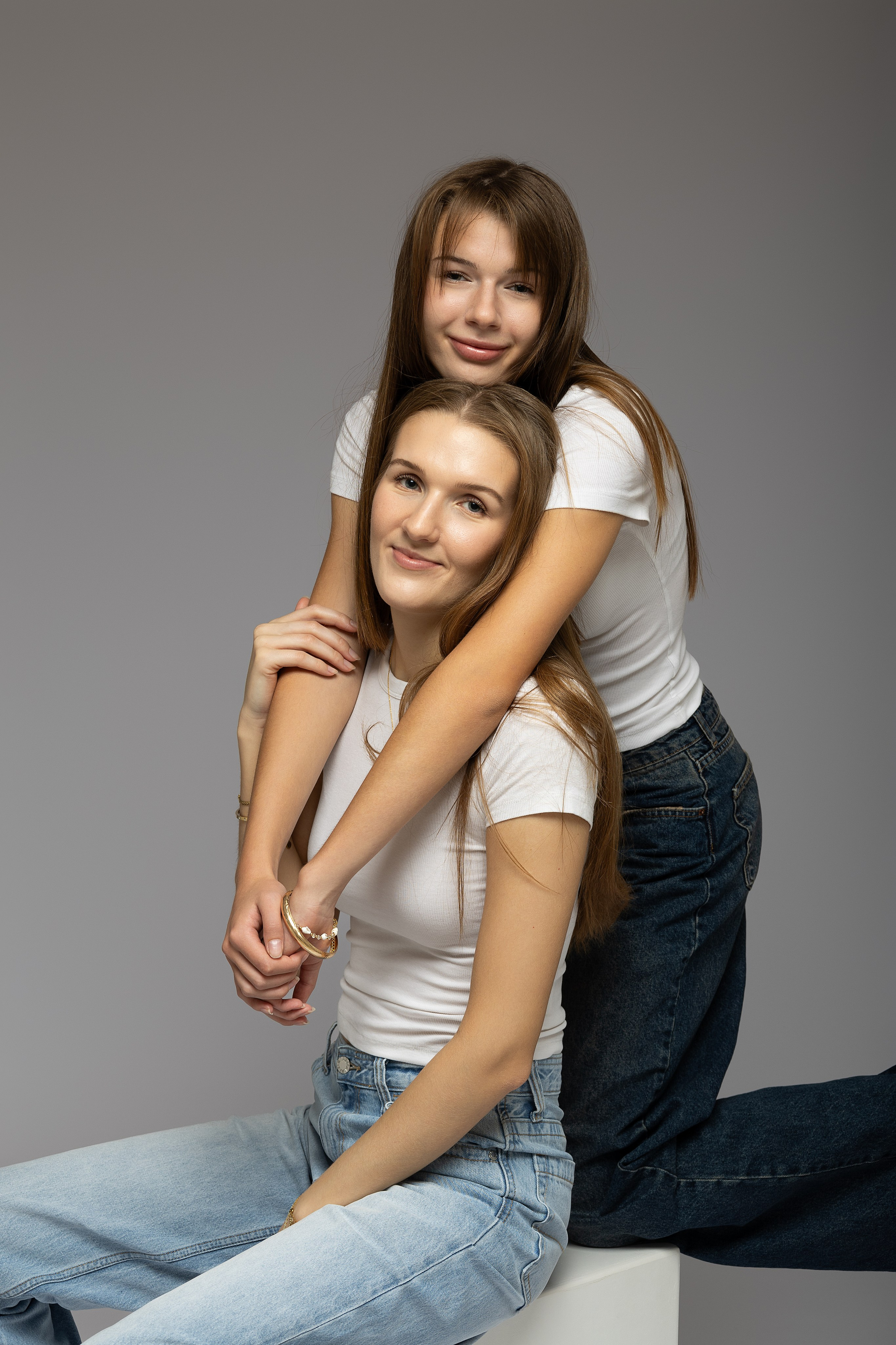 Elegantes Studiofoto von zwei Schwestern mit klarer Lichtführung