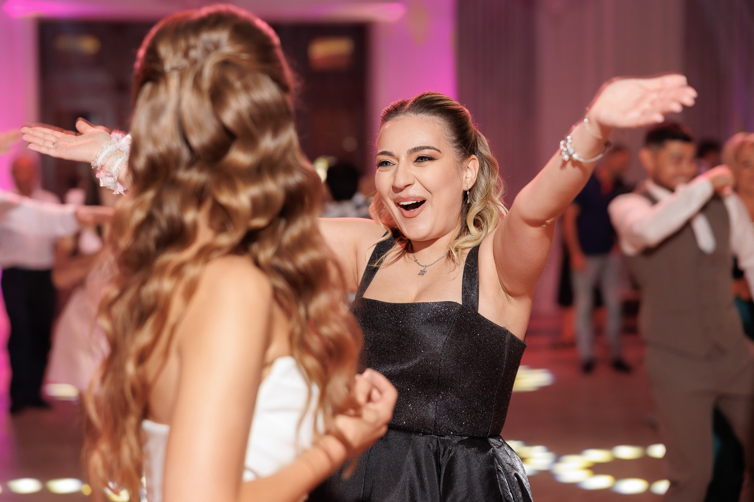 Eugen & Livia — Grand Elysee — Wedding Day. Servicii Foto și Video 067188353