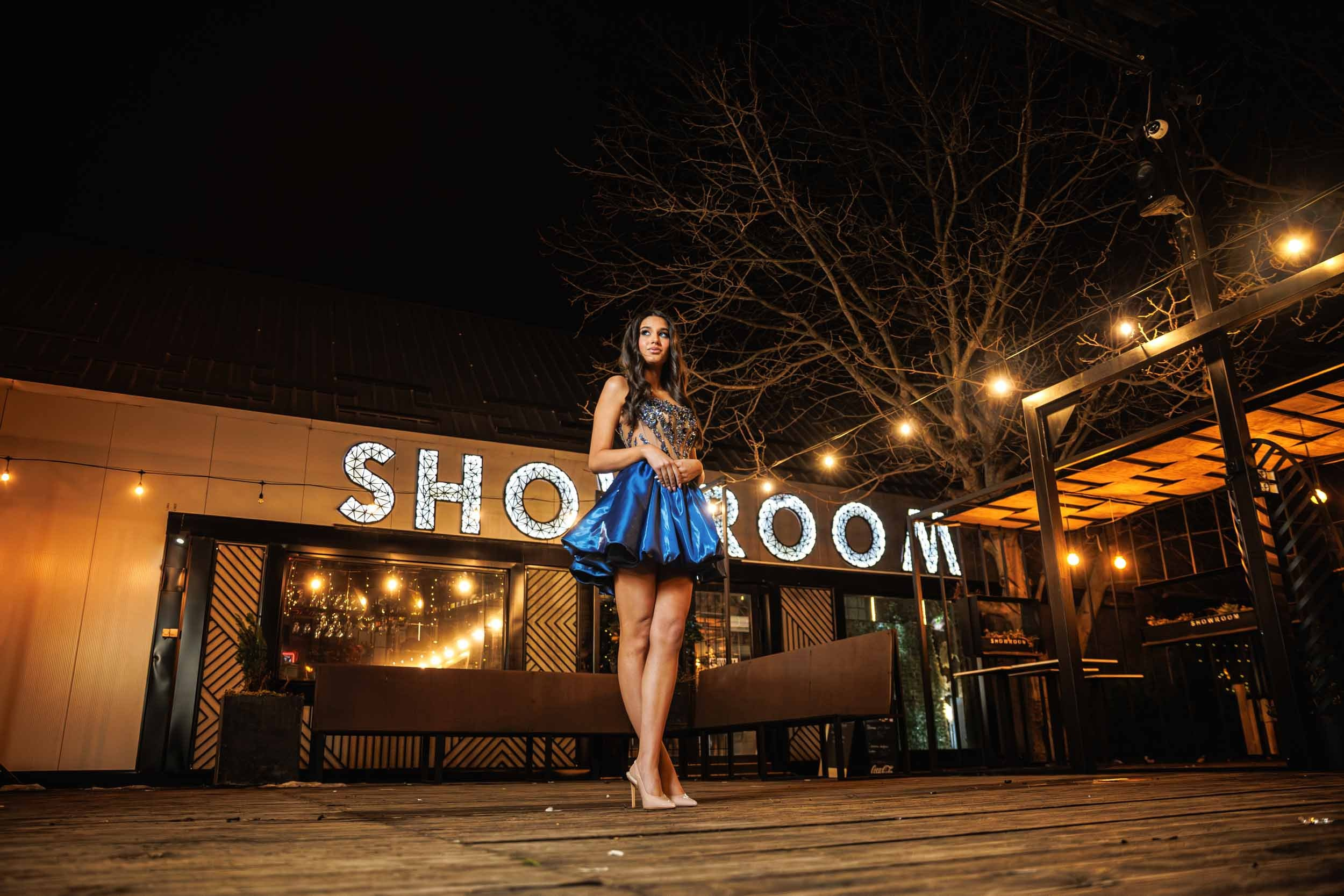 Fotografisanje 18. rođendana, slavljenice ispred SHOWROOM Event centra u Novom Sadu