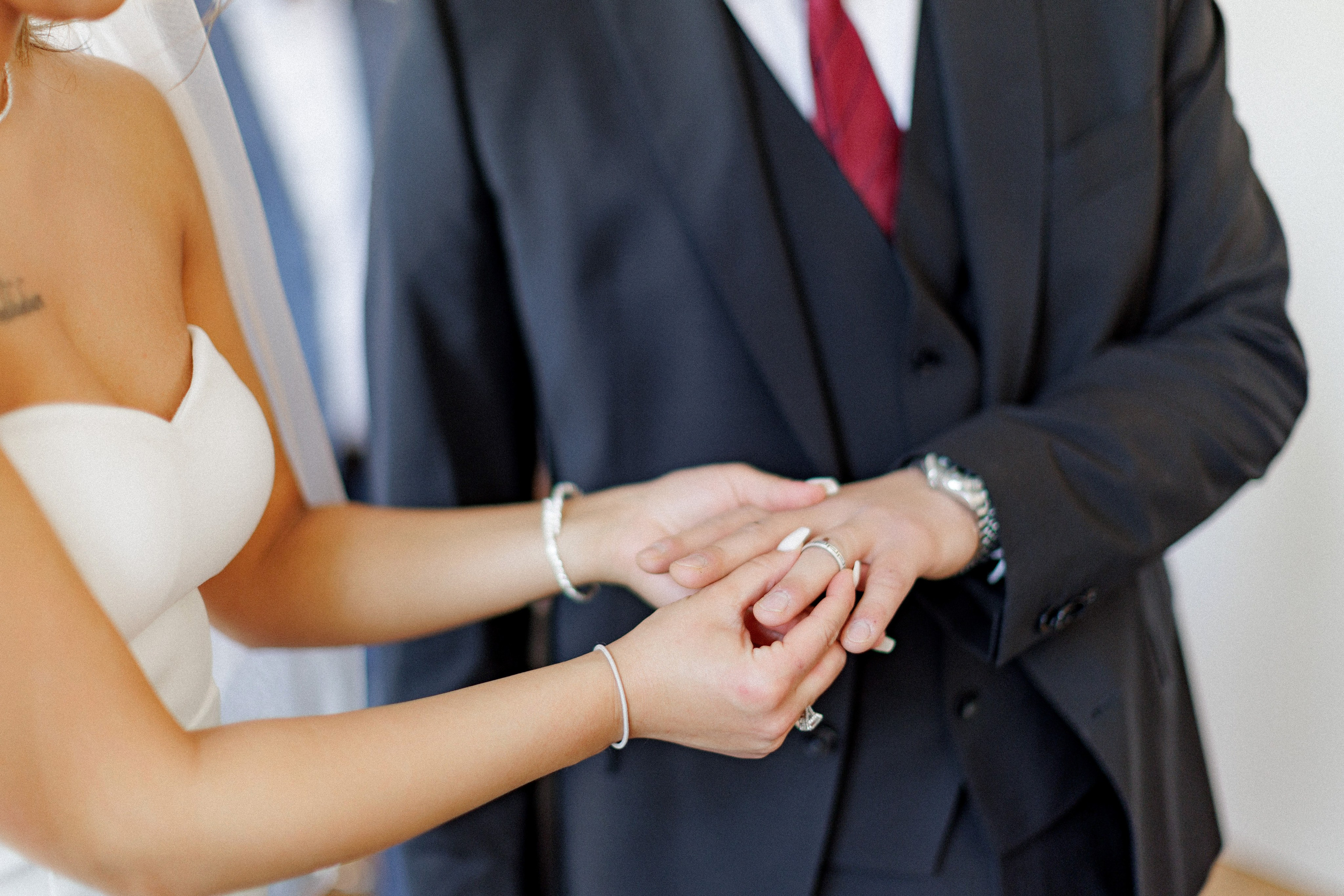 Hochzeitsfotografie im Schloss Arensburg: Ein Tag voller Liebe. Hochzeitsfotograf und Hochzeitsvideograf aus Hamburg | Roka21Film