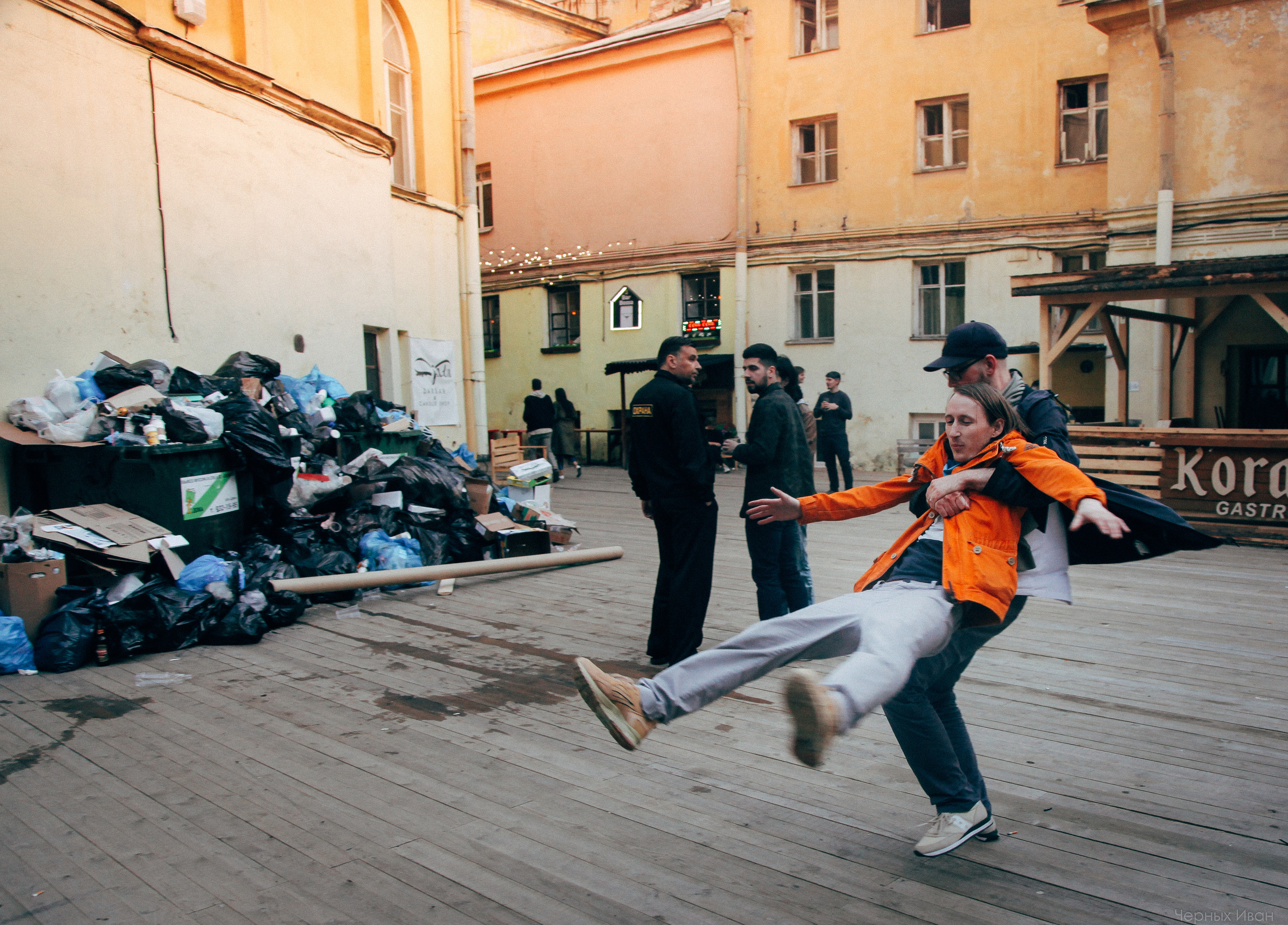 2017. Стрит-фотография, полная абсурда, идиотизма и красоты