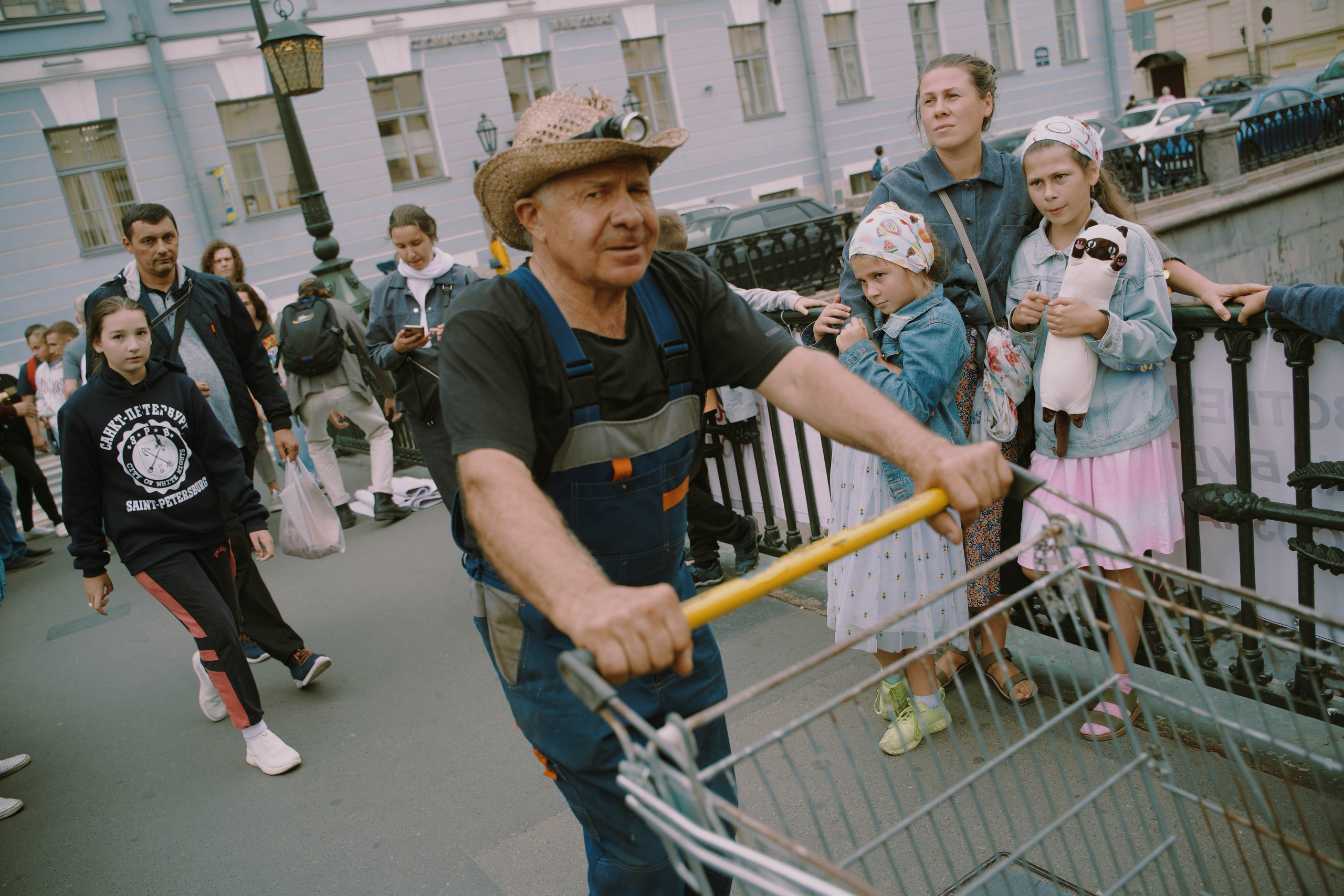 2022. Стрит-фотография, полная абсурда, идиотизма и красоты