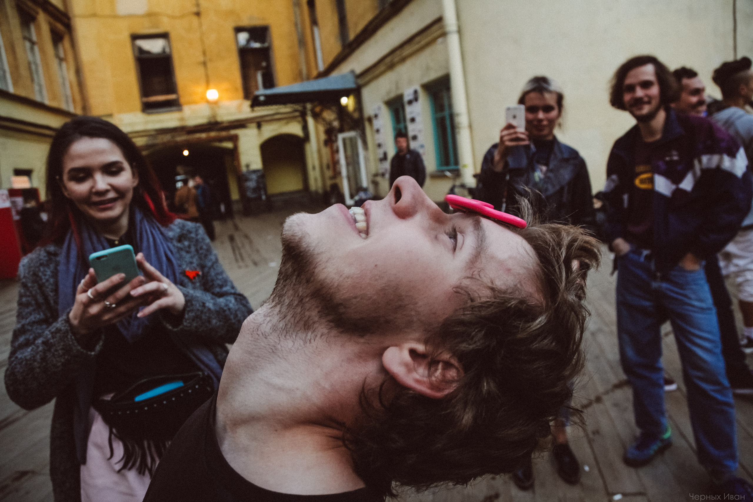 2017. Стрит-фотография, полная абсурда, идиотизма и красоты