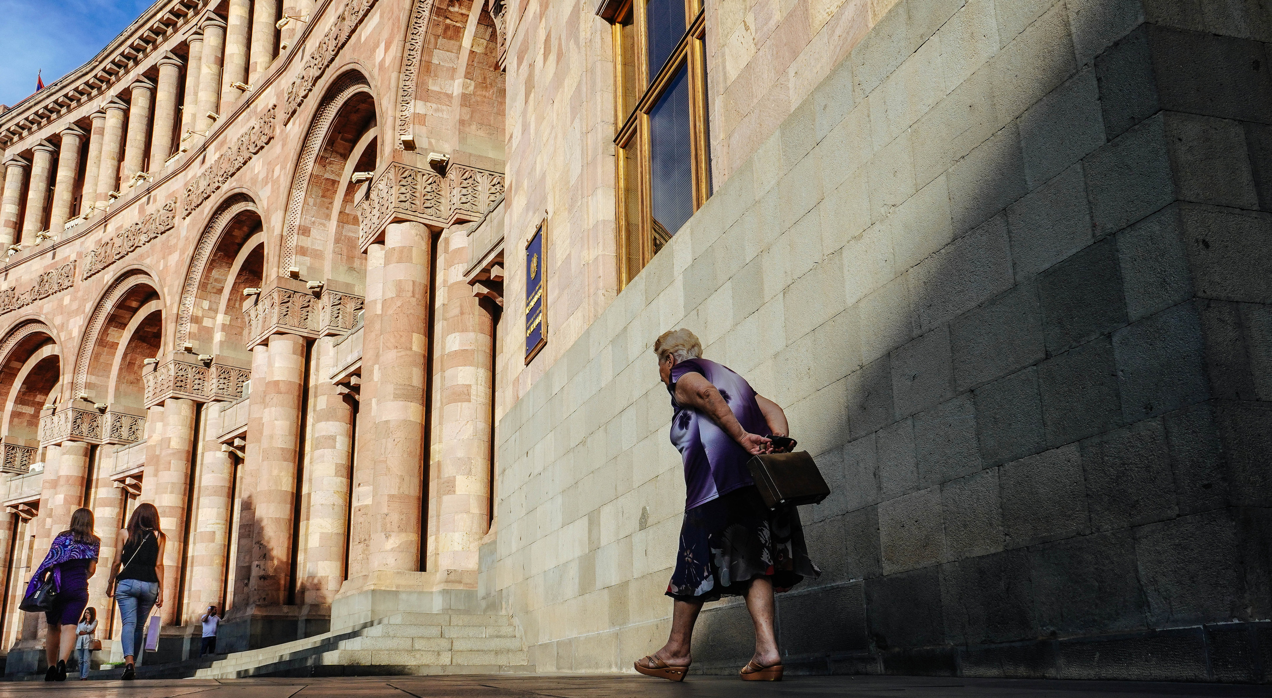 2018. Стрит-фотография, полная абсурда, идиотизма и красоты