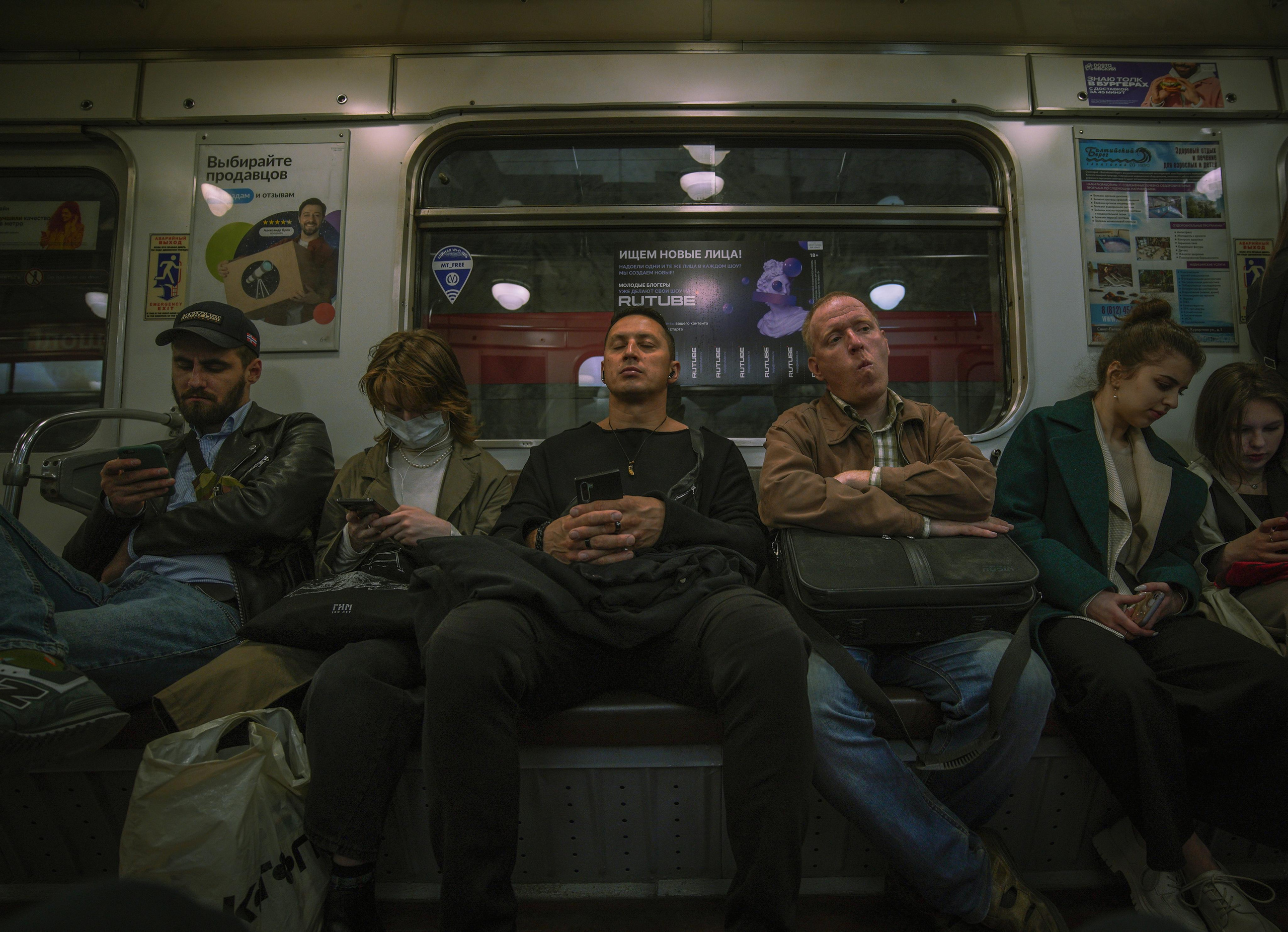 2022. Стрит-фотография, полная абсурда, идиотизма и красоты