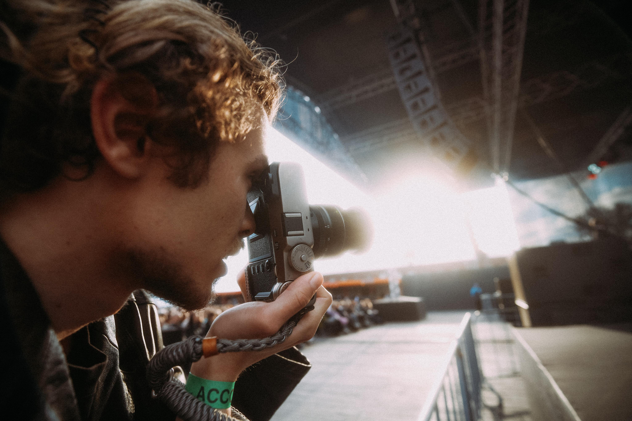 2022. Стрит-фотография, полная абсурда, идиотизма и красоты