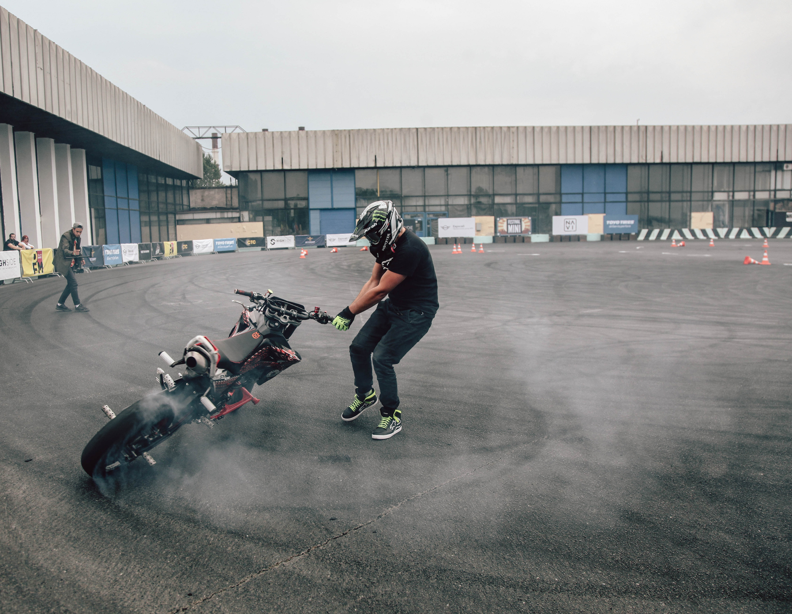 2018. Стрит-фотография, полная абсурда, идиотизма и красоты