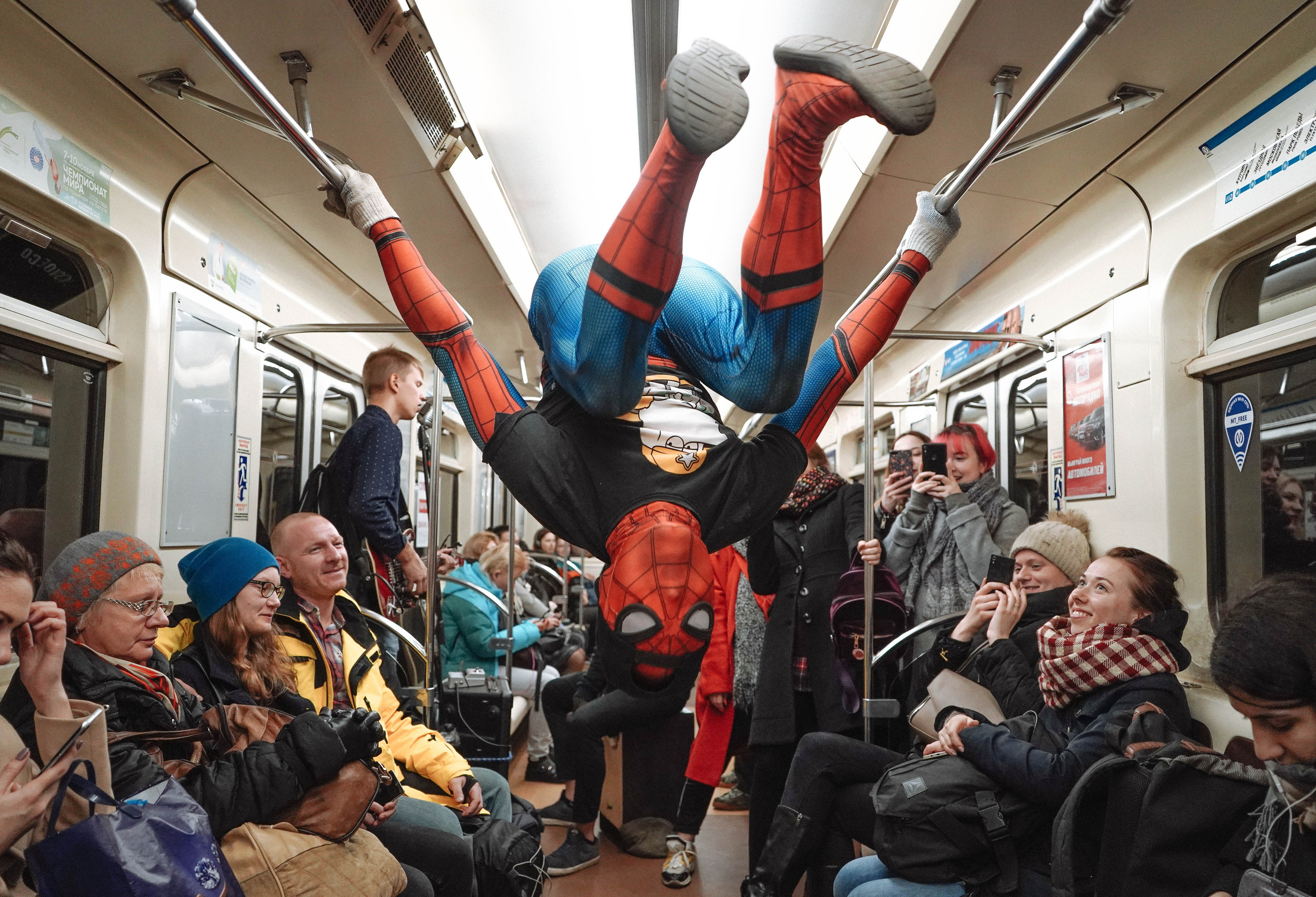 2018. Стрит-фотография, полная абсурда, идиотизма и красоты