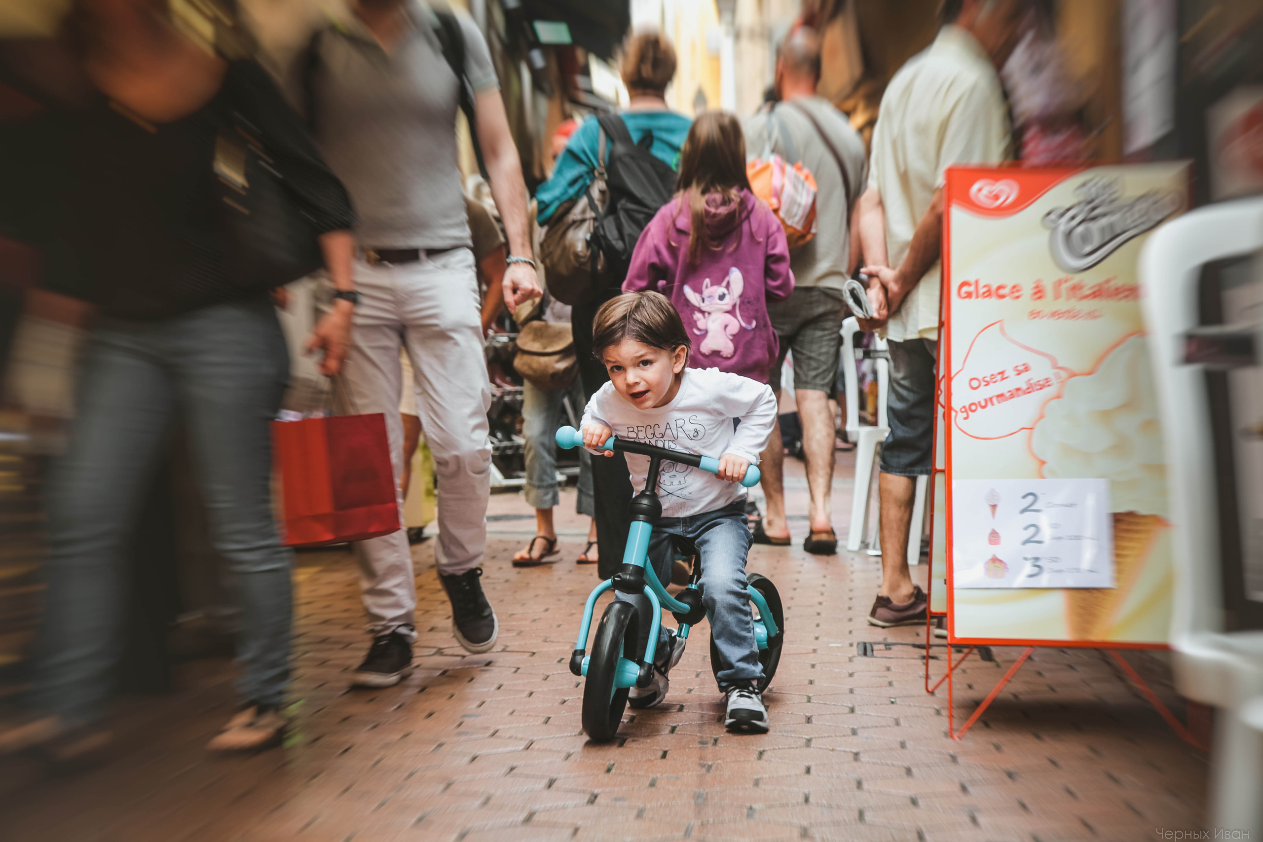 ФРАНЦИЯ. Стрит-фотография, полная абсурда, идиотизма и красоты