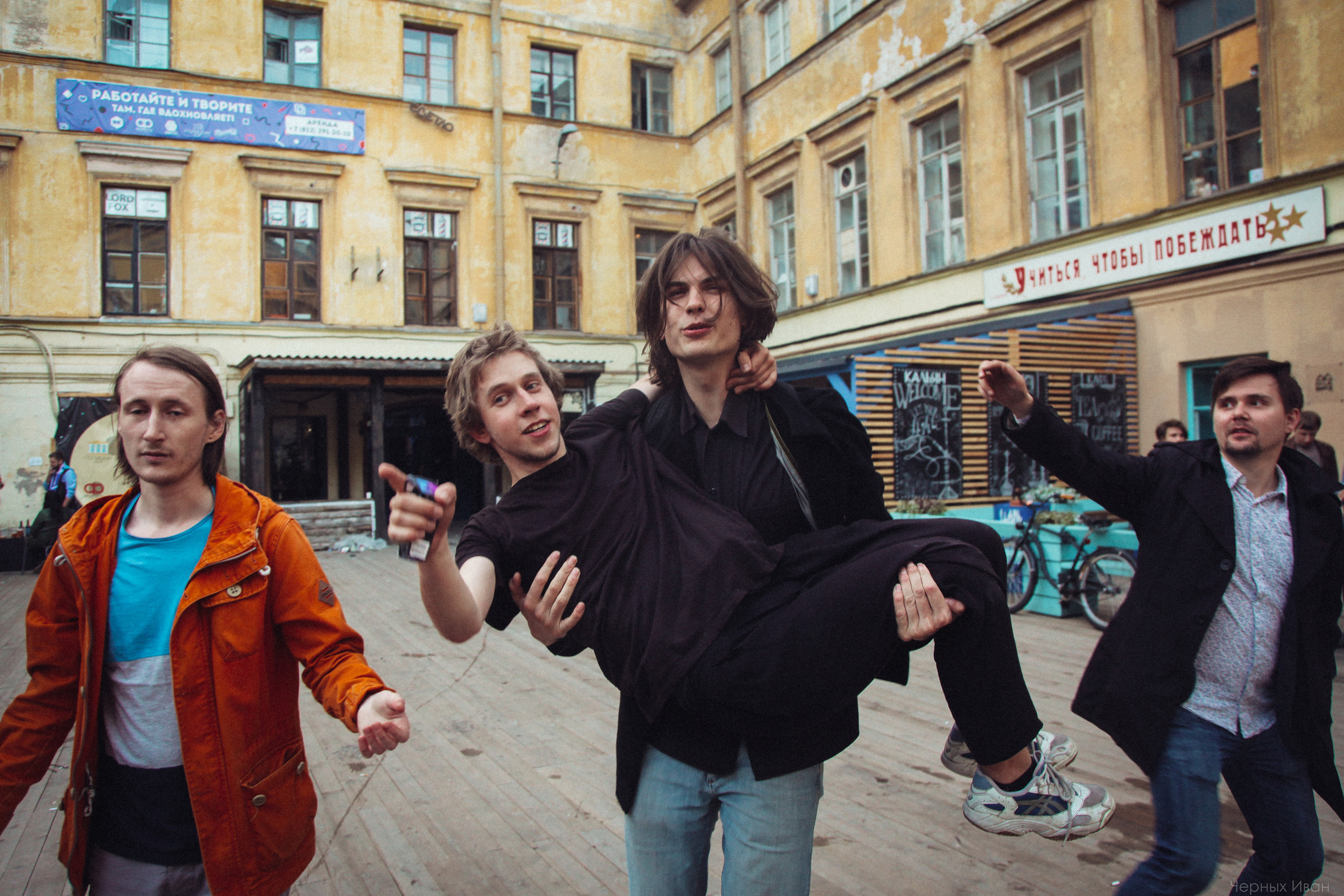 2017. Стрит-фотография, полная абсурда, идиотизма и красоты