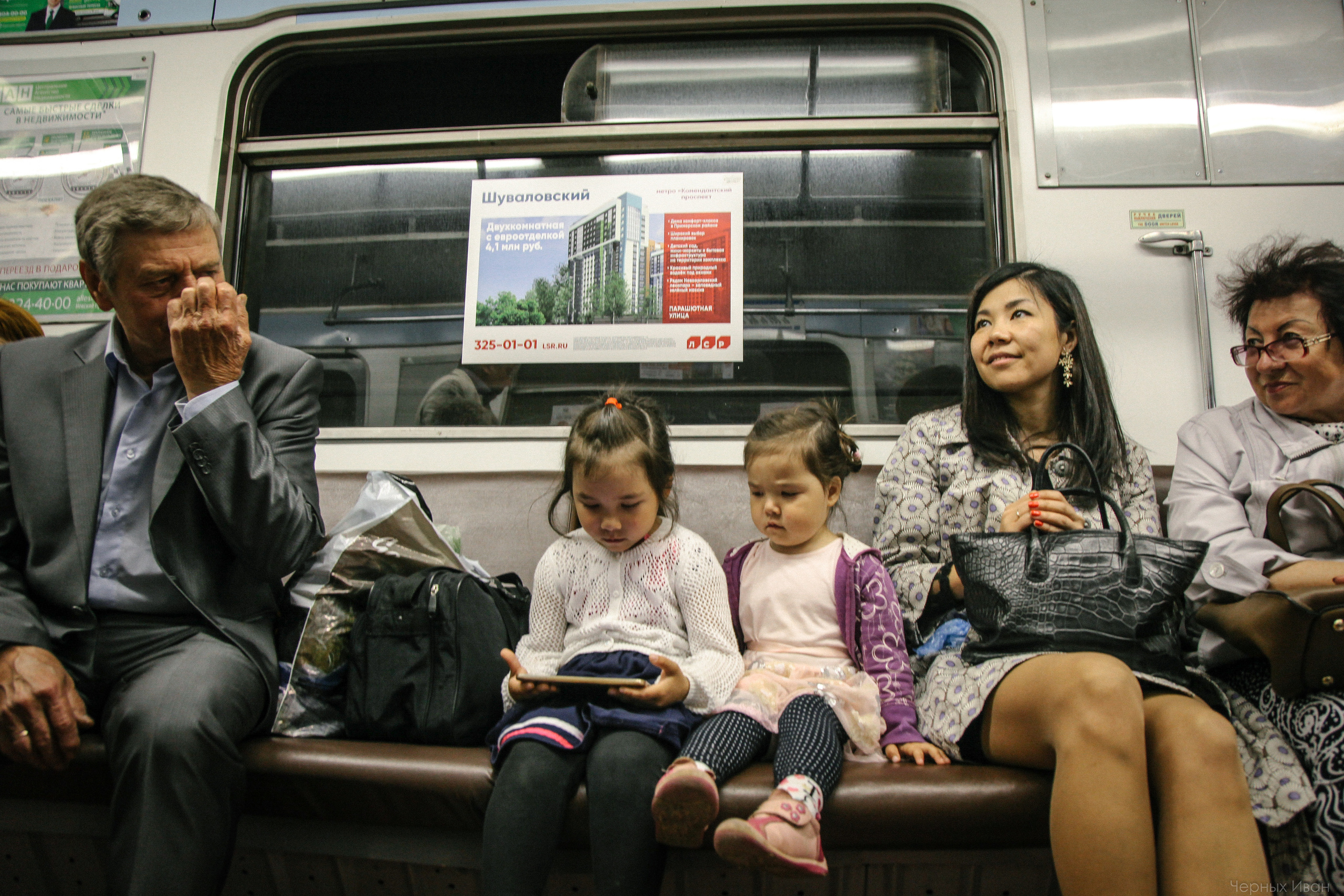 2017. Стрит-фотография, полная абсурда, идиотизма и красоты