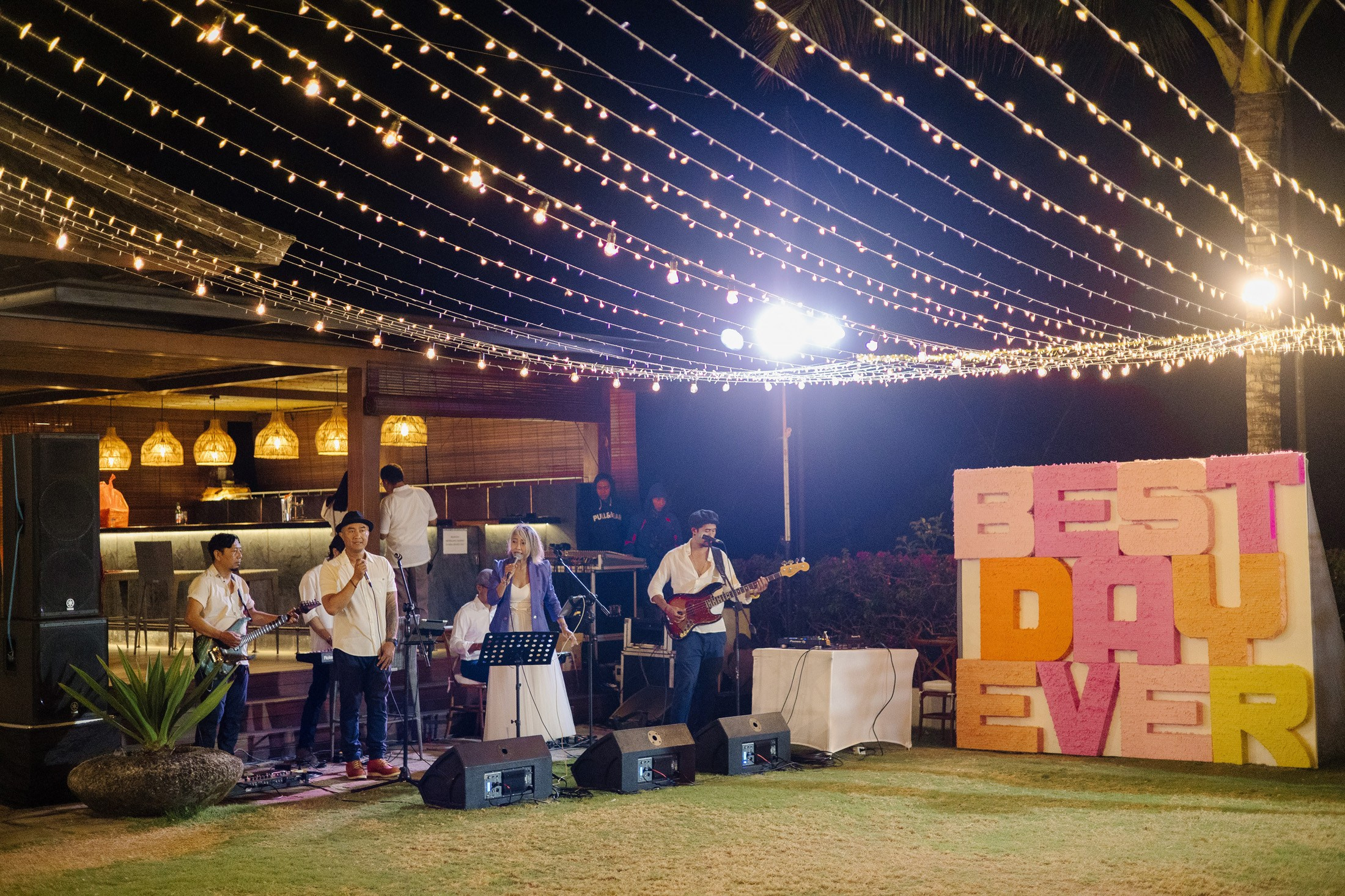 Big funny wedding with guests in paradise Bali island. Get.it.feel — Aesthetic Photography and Videography