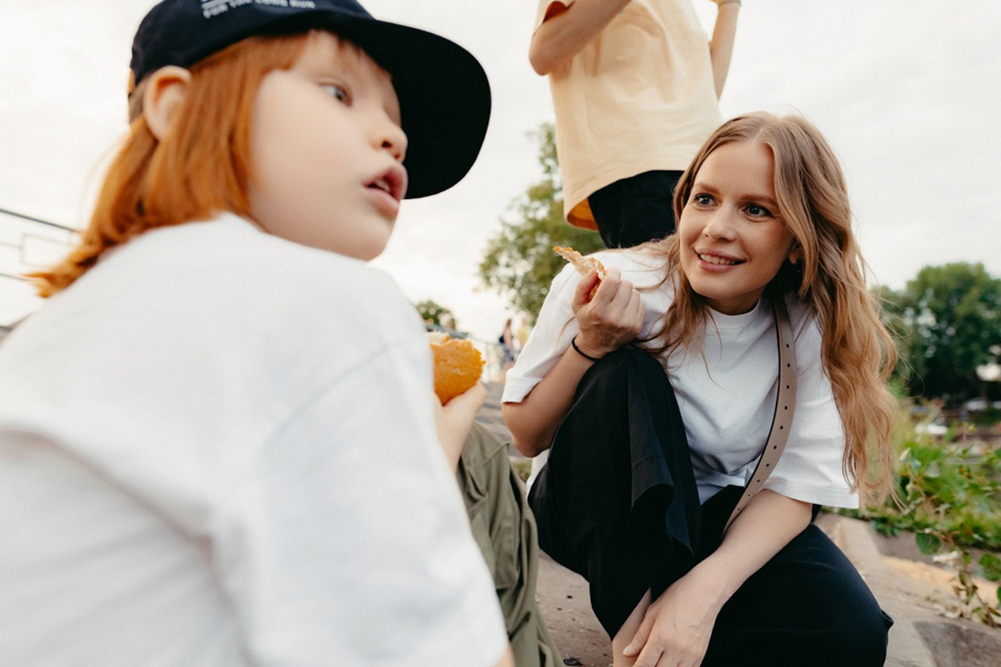 Сімейна фотосесія на вулиці літом. Photokostin.com