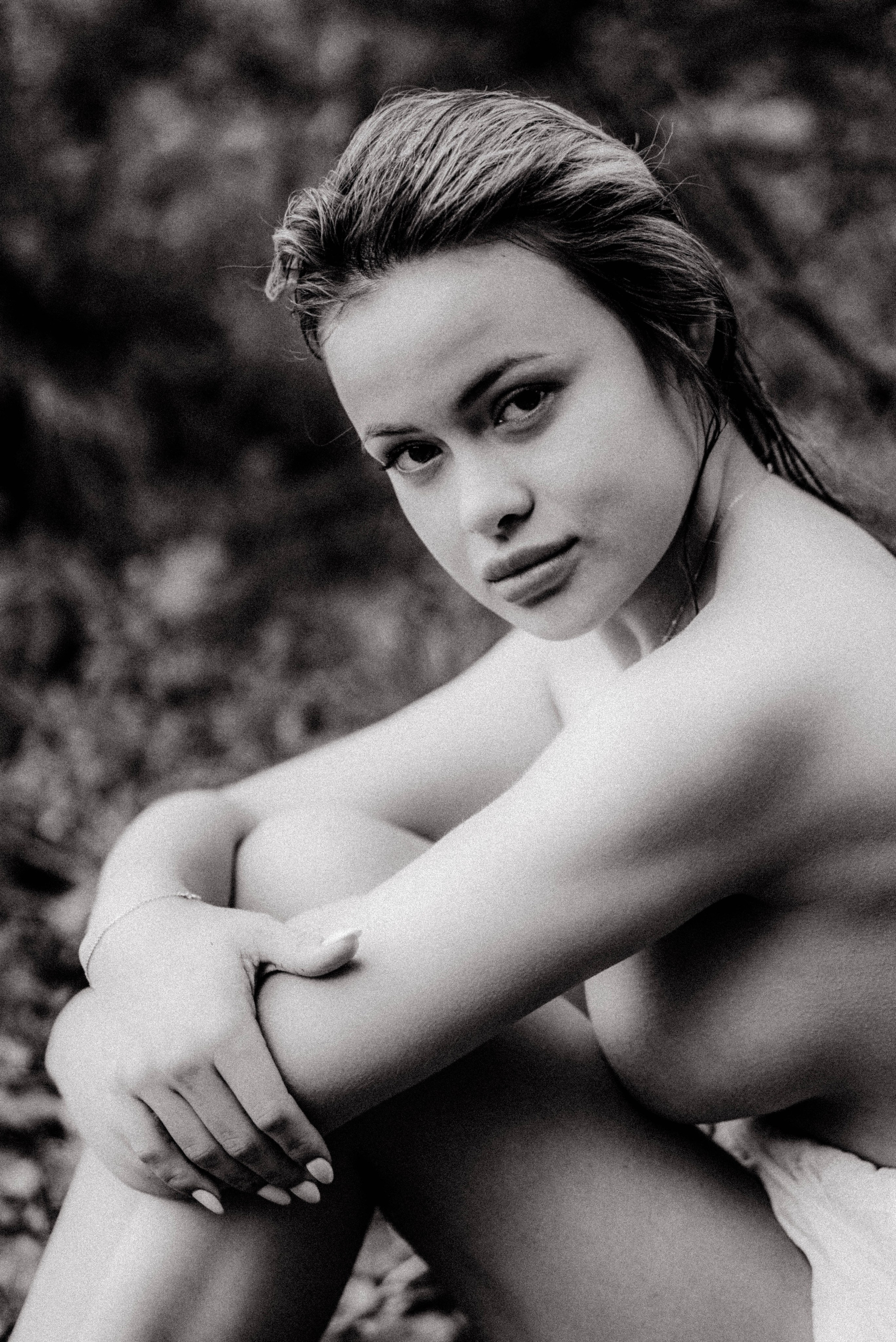 Julia in the pond. Videographer and photographer in New York // MAKAROV.VIDEO