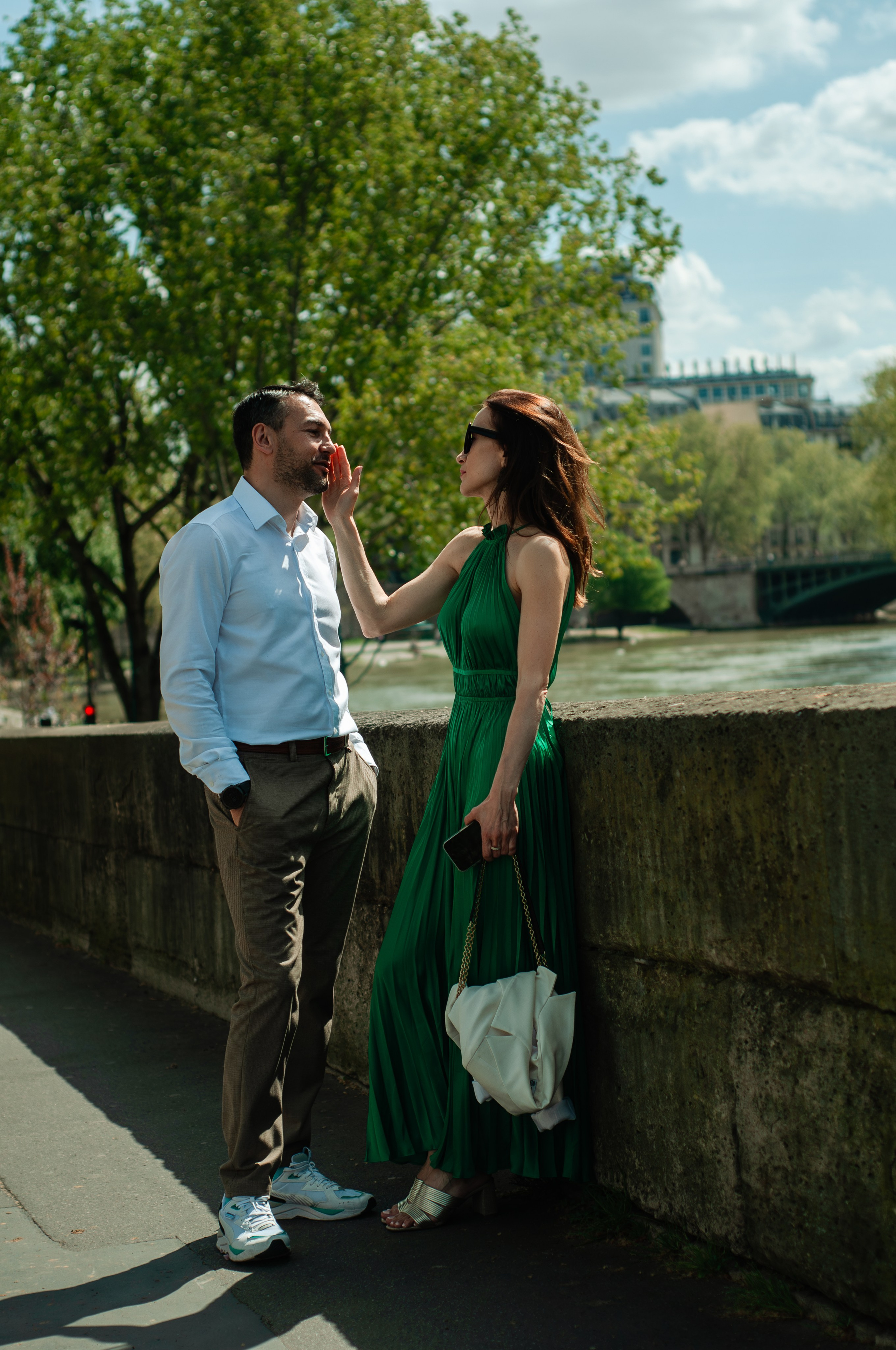Couple photoshoot in blooming Marais. Paris photographer — Polina Osipova
