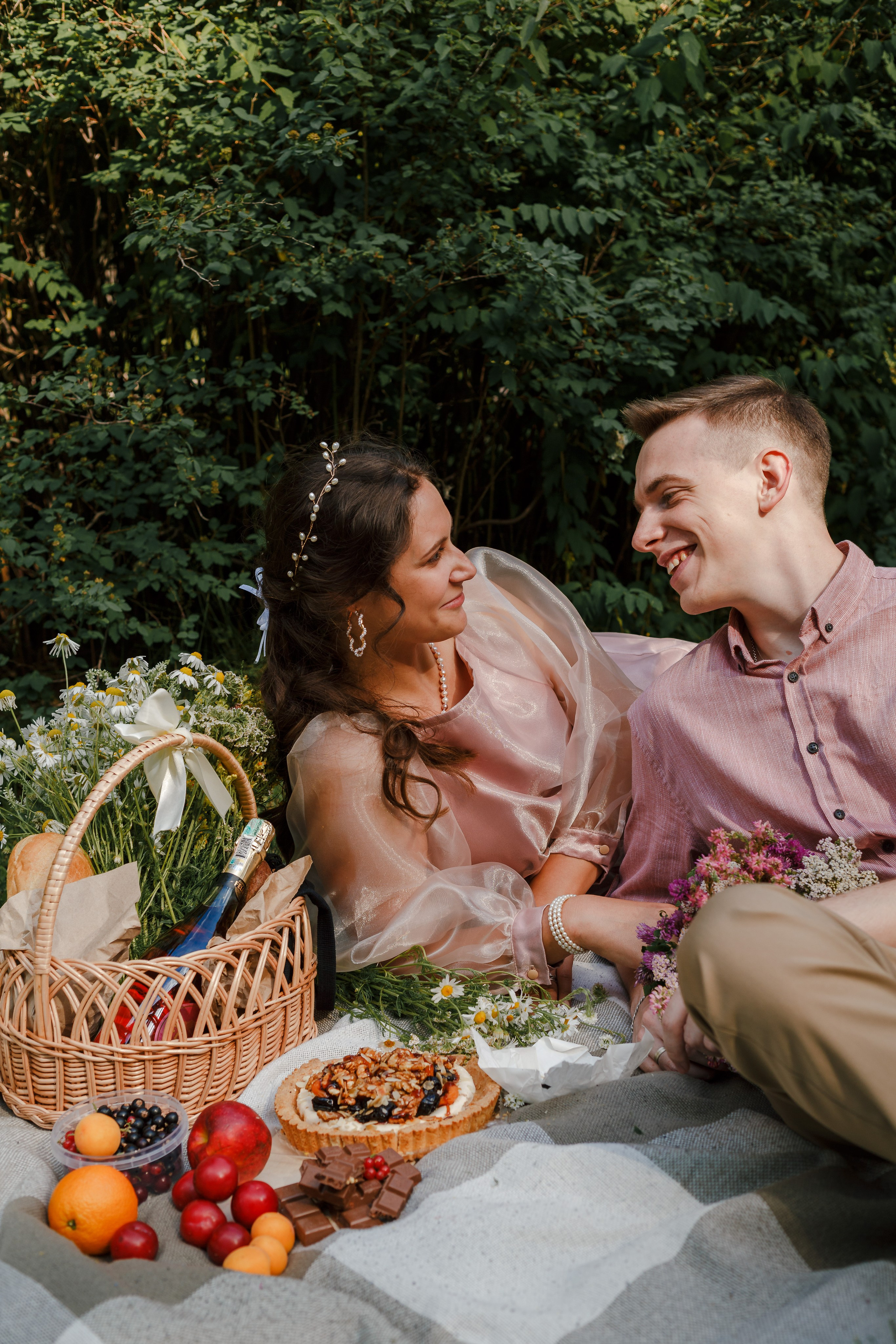 La novia y el novio en el fondo de un picnic de boda. Fotógrafo de retrato, familia y reportajes en Valencia | España | Europa Vitalii Lumier