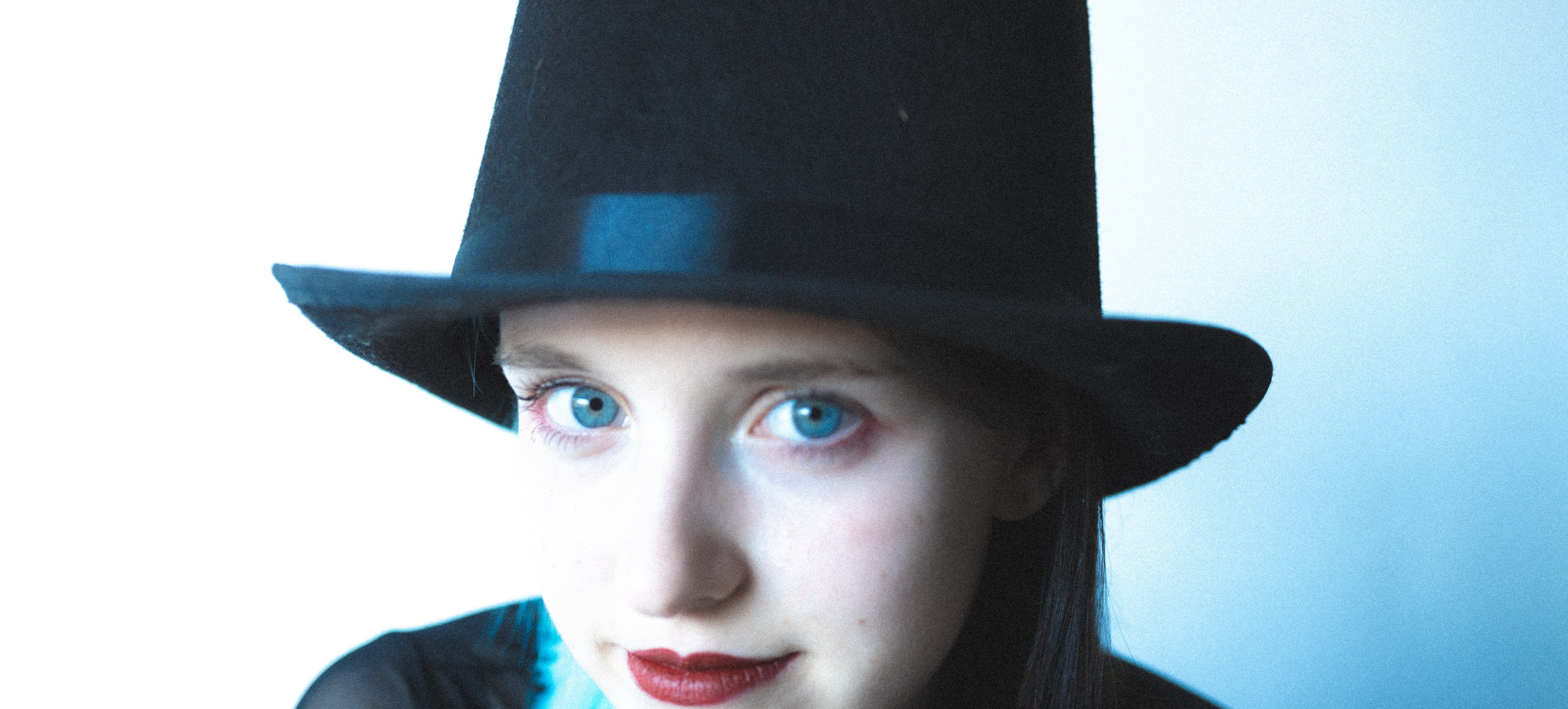 Portrait de femme charismatique. Histoires d’amour, séances photos de famille et de mariage en France