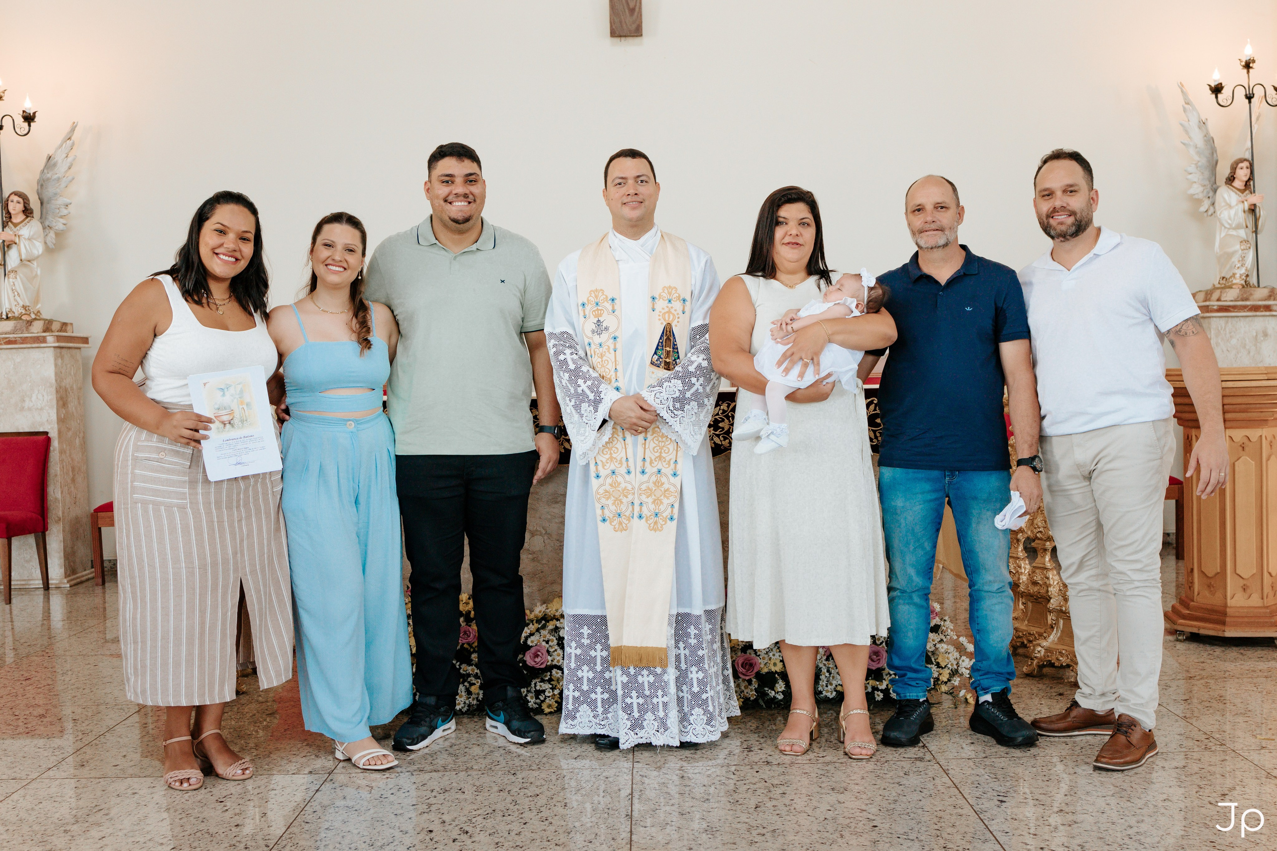 Família e padrinhos reunidos após a cerimônia em Bariri