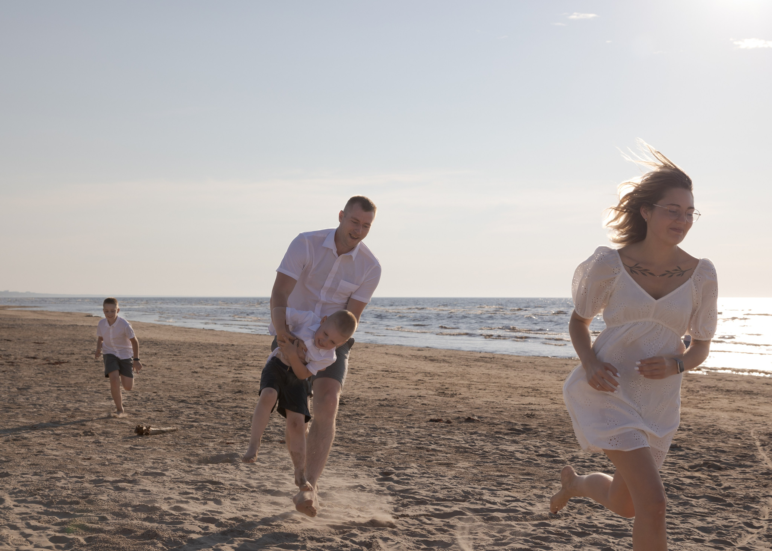 Fotosesija ar Lindu un viņas ģimeni. Sajūtu un mirkļu fotogrāfs no Rīgas, Mārtiņš Babris