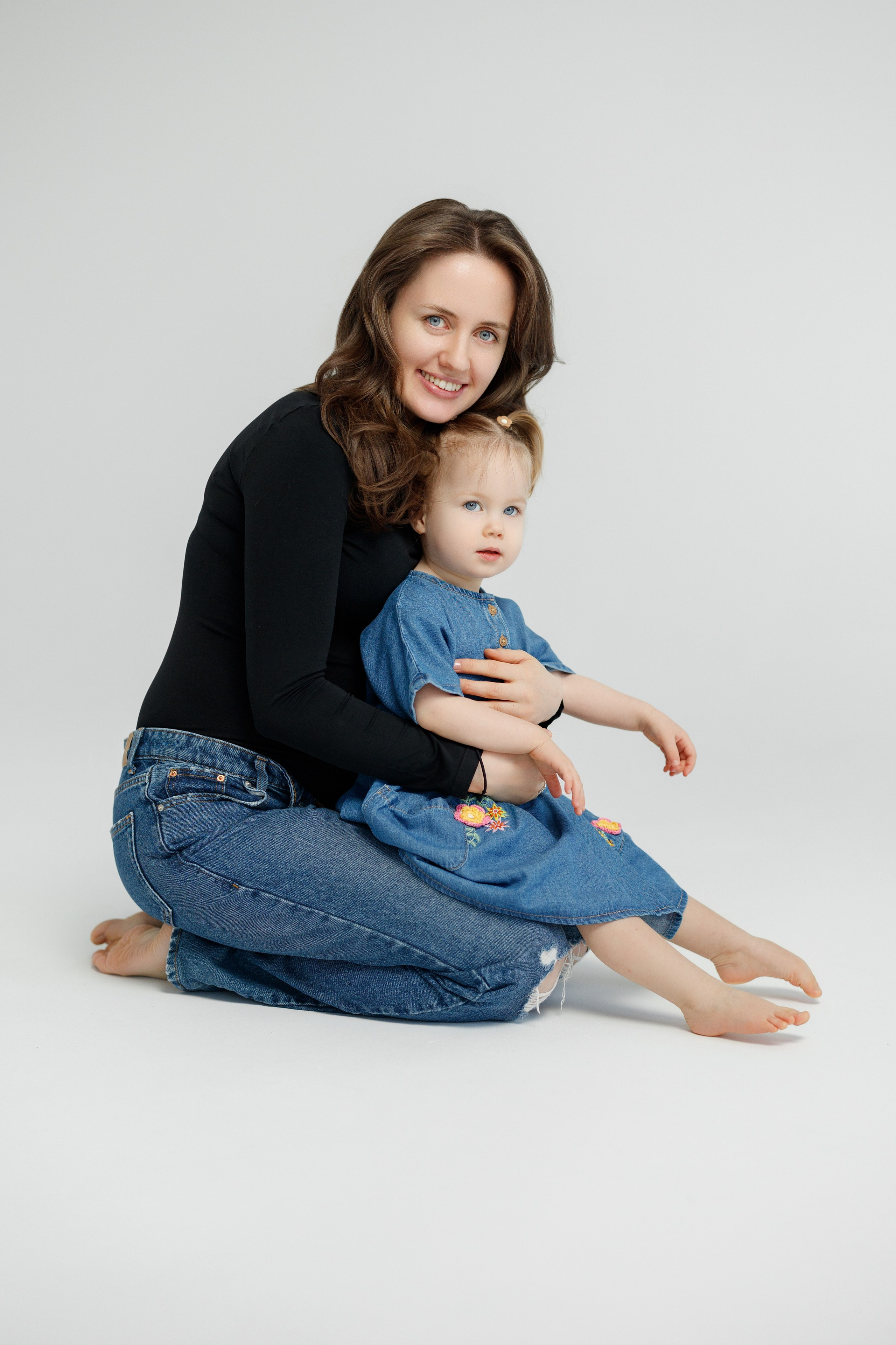 Ședință Foto de Familie — Stil Minimalist pe Fundal Alb. Scarlat Photography