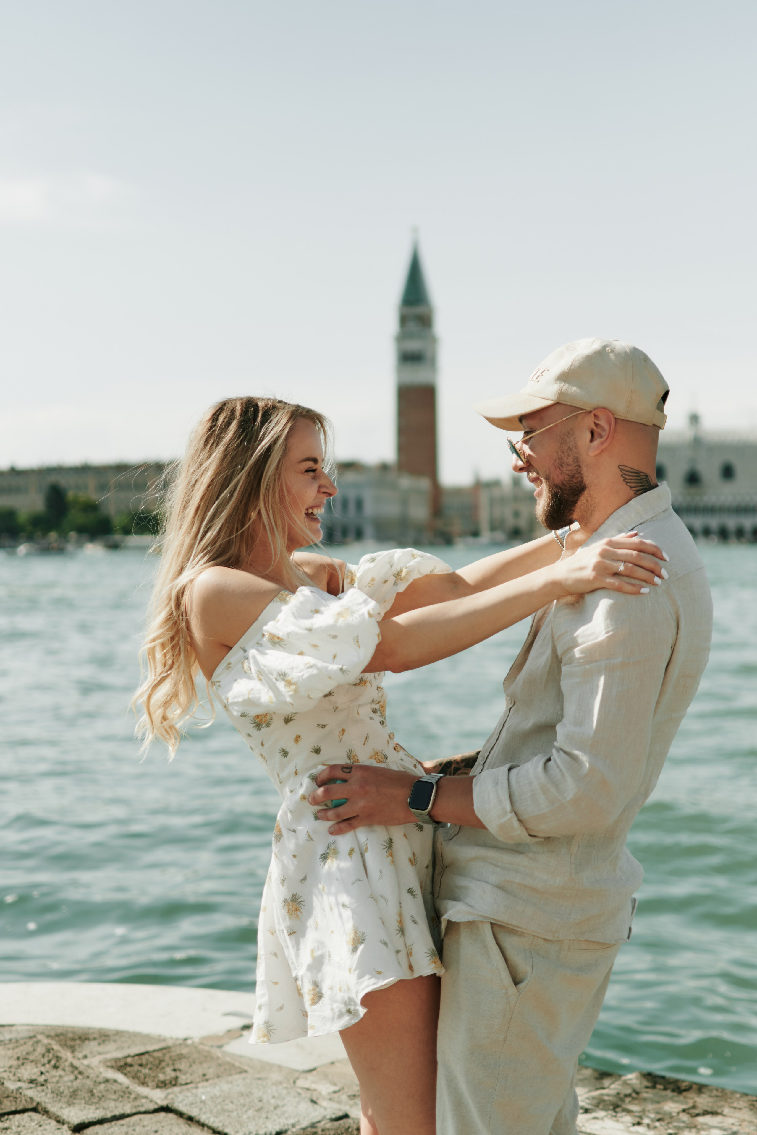 Surprise Engagement Photoshoot in Venice on a Boat. Фотограф в Венеции, Италия. Зотова Яна
