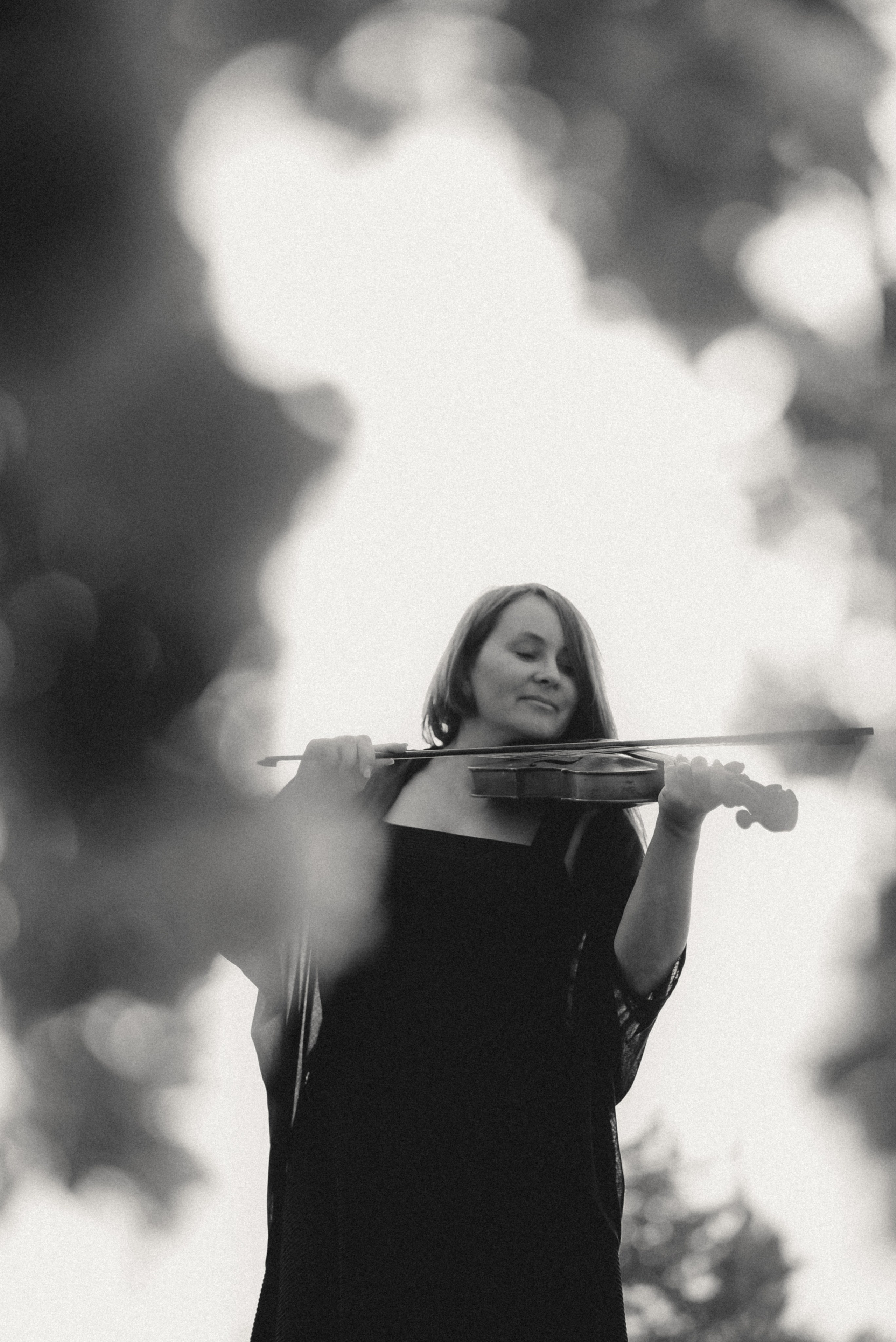 Fotoshooting eineр Geigerin beim Spielen im Freien. Schwarz-weiß Fotografie in Münster. Fotografin Viktoria Roschen