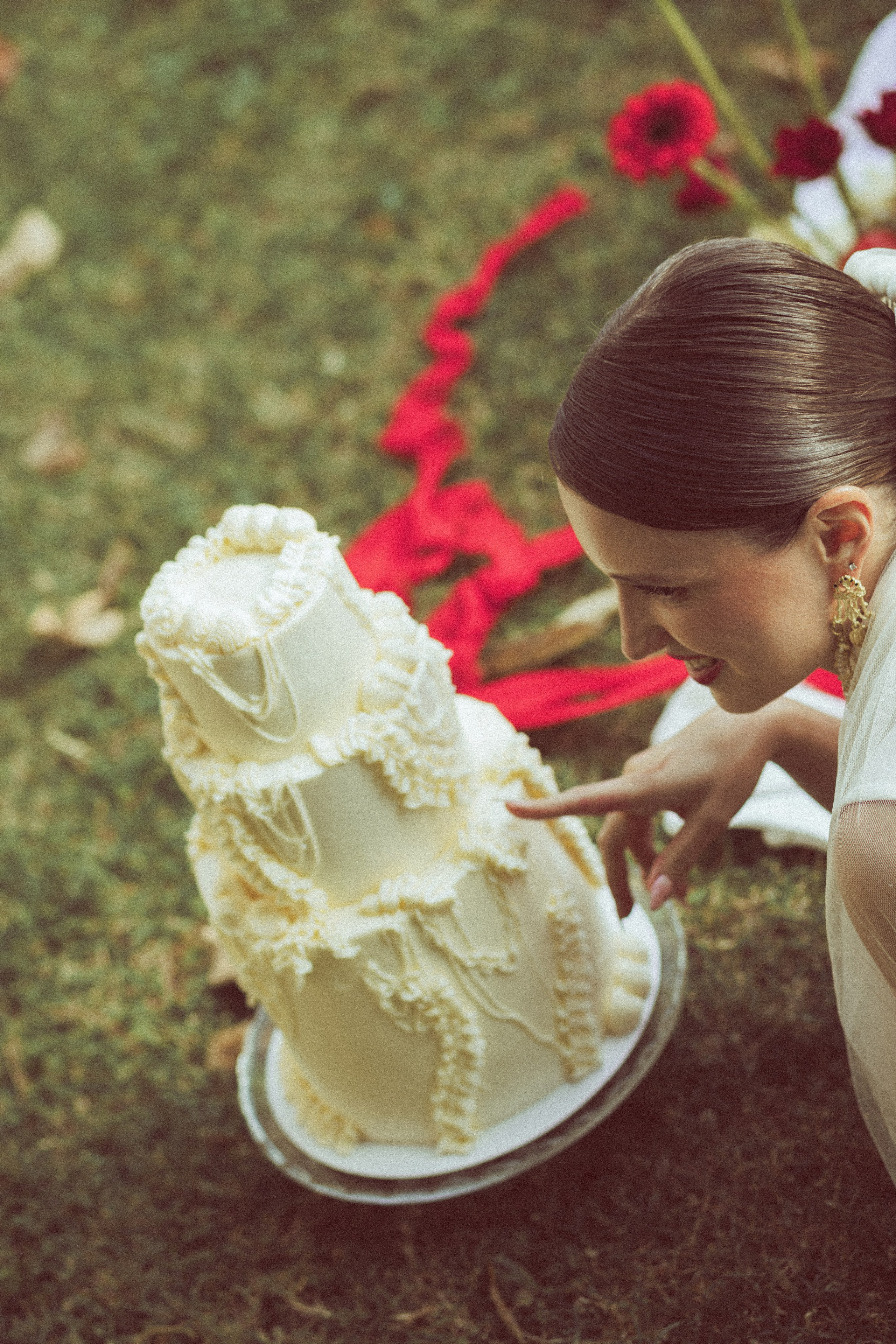 Julia — Red Wedding Editorial on Lake Como. Liza Bizzaro — Italy Wedding, Love Story & Portrait Photographer in Milan, Turin, Piedmont and Across Italy