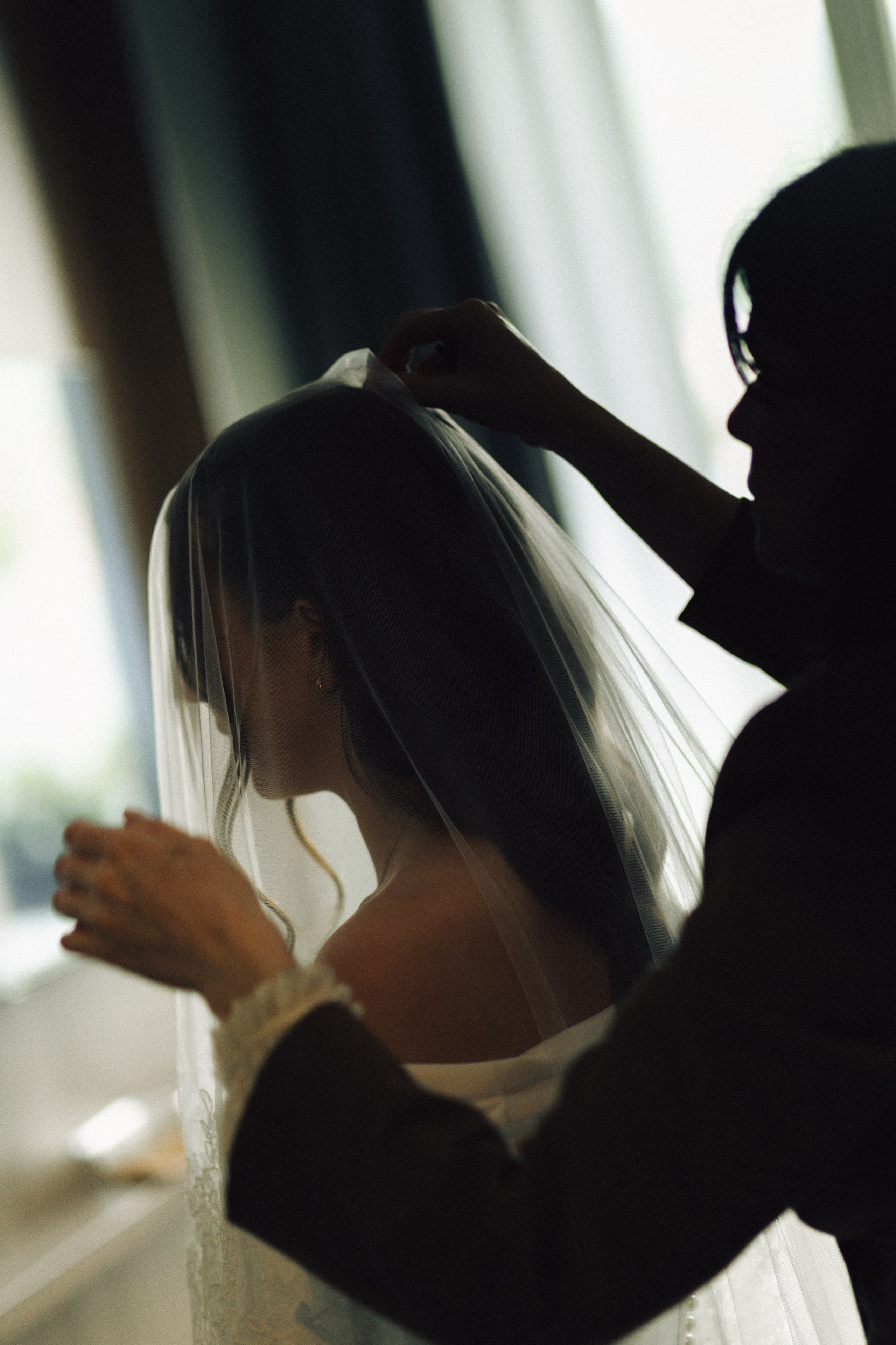 Bride getting ready with her family before an intimate wedding in Bellagio, Italy