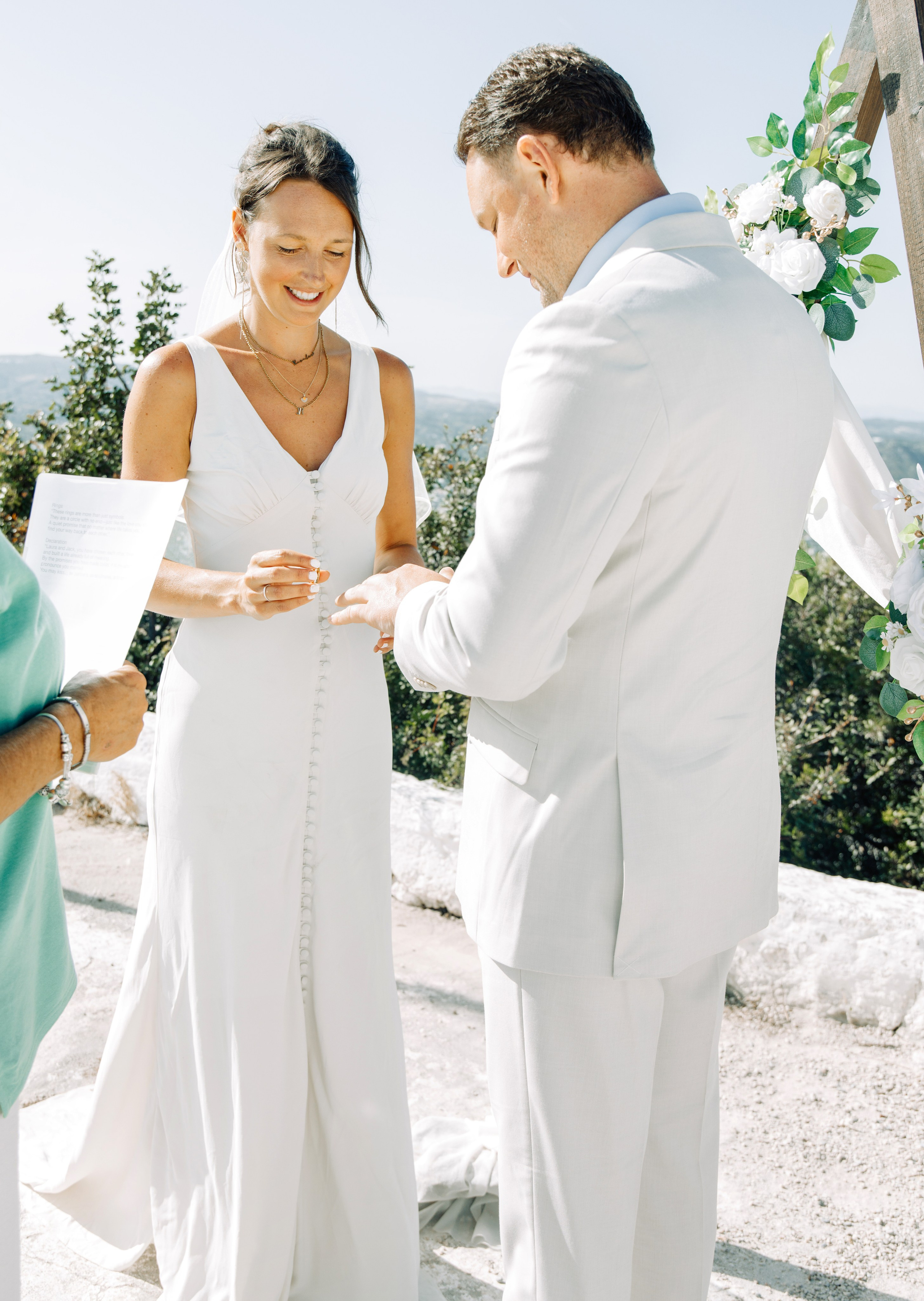 Ring exchange ceremony. Portrait- und Hochzeitsfotografin Irene Art Photo mit Sitz auf der griechischen Insel Rhodos