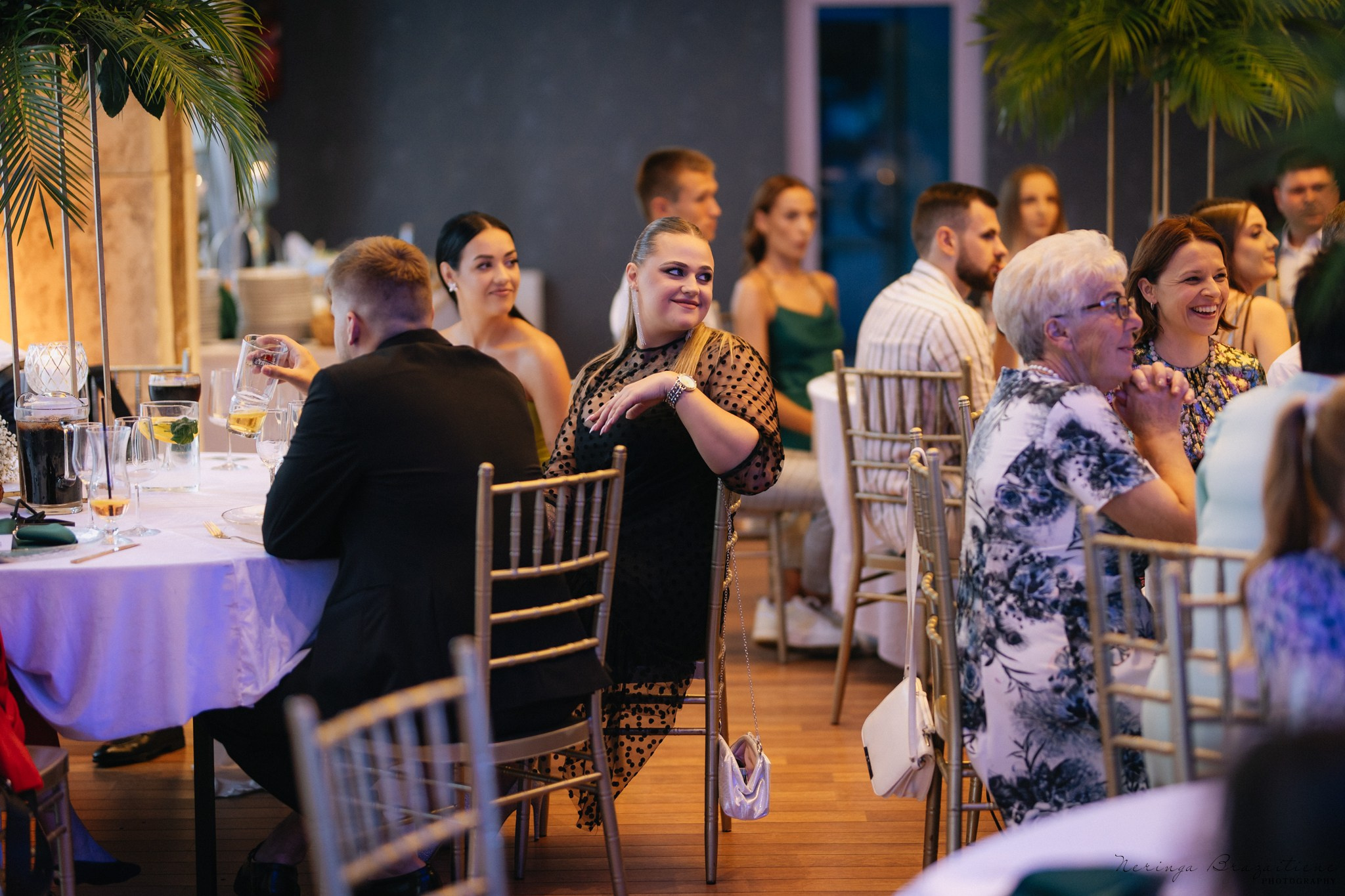 Vestuvinė fotosesija Kaune, Vienybės aikštėje, prie Lietuvos banko