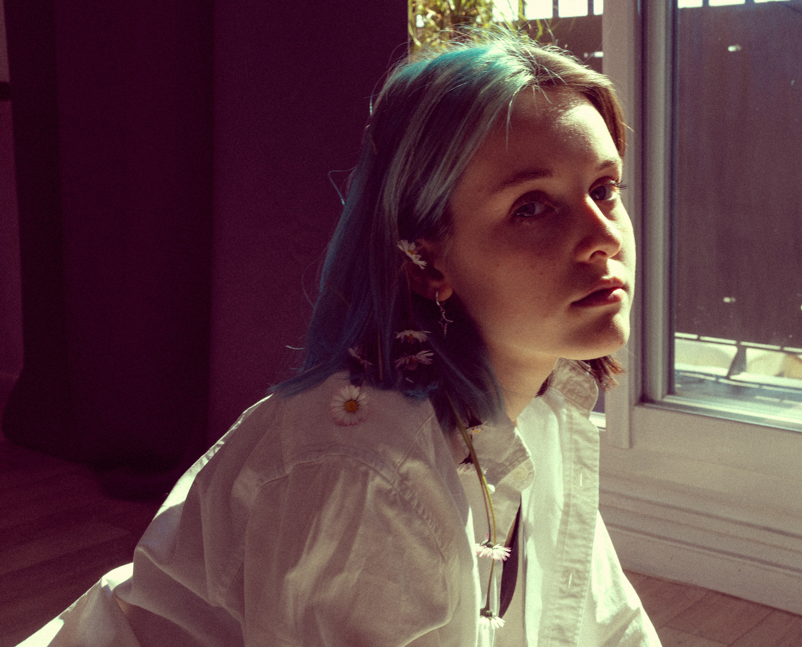 Portrait de femme charismatique. Histoires d’amour, séances photos de famille et de mariage en France