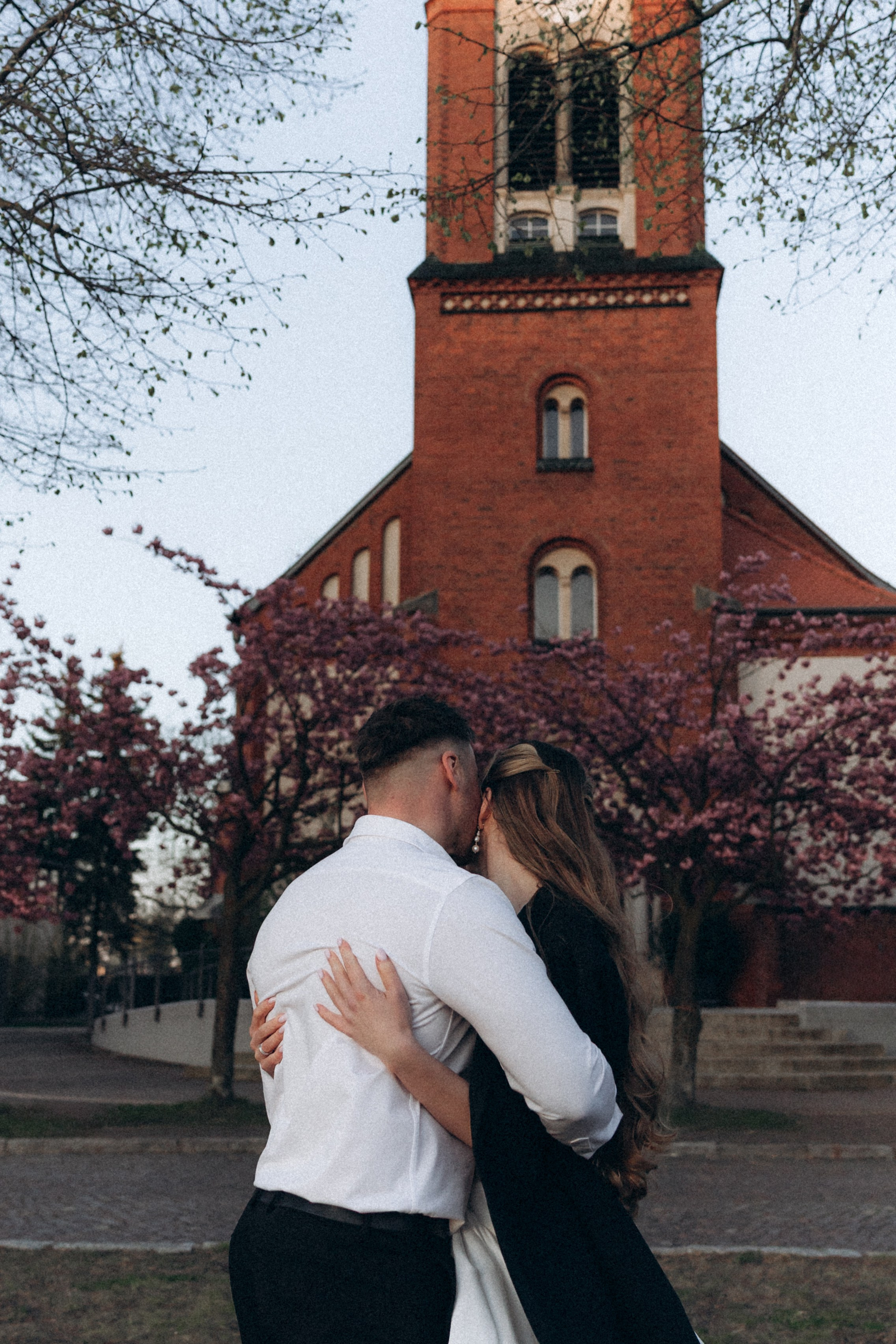 Klimatyczna fotografia ślubna przy zabytkowym kościele
