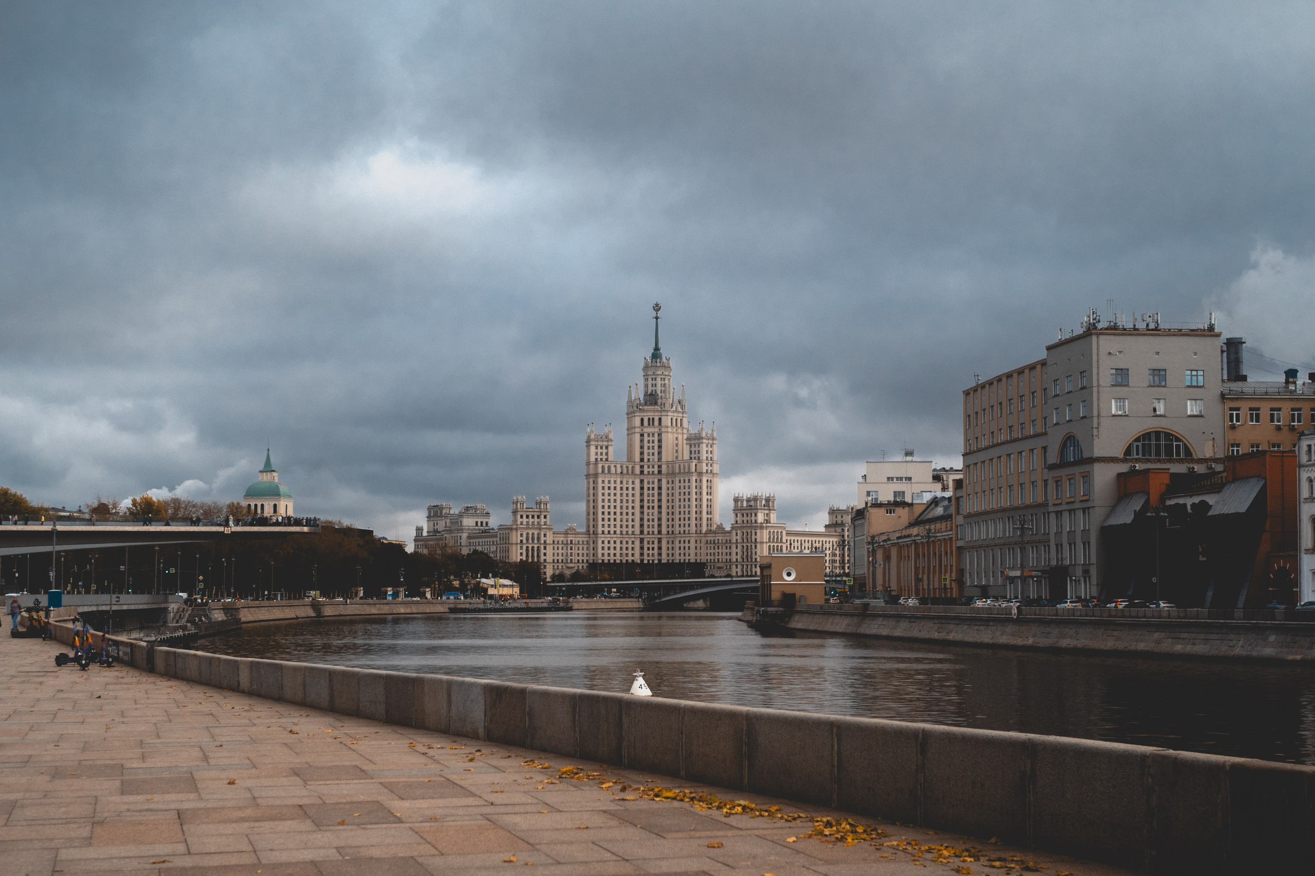 Moscou, une promenade vers Parc « Zaryadye » longeant Moskva-Reka. Photographe sur Cote d’Azur. Portraits de familles, couples, enfants, événements