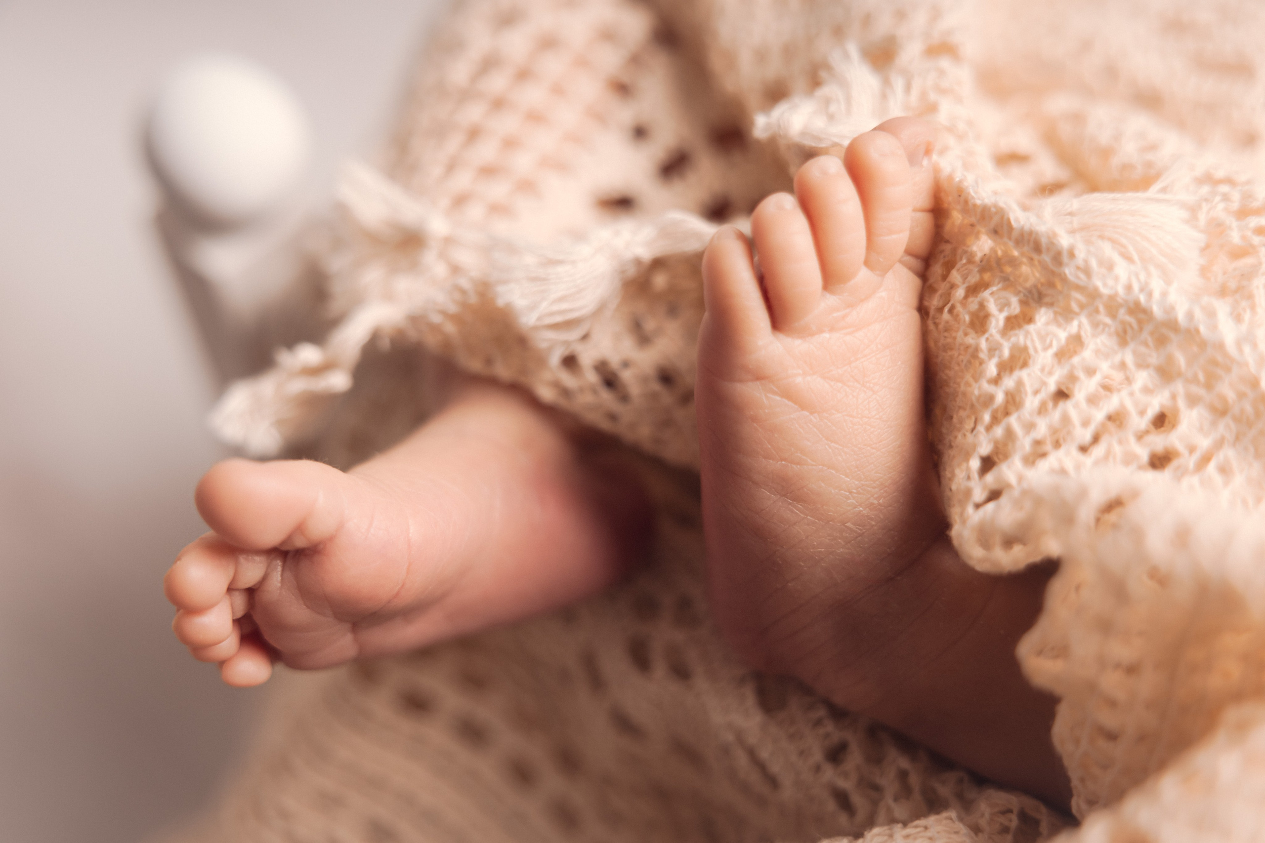 Novorozenecká fotka holčičky v béžových odstínech ve studiu v Písku