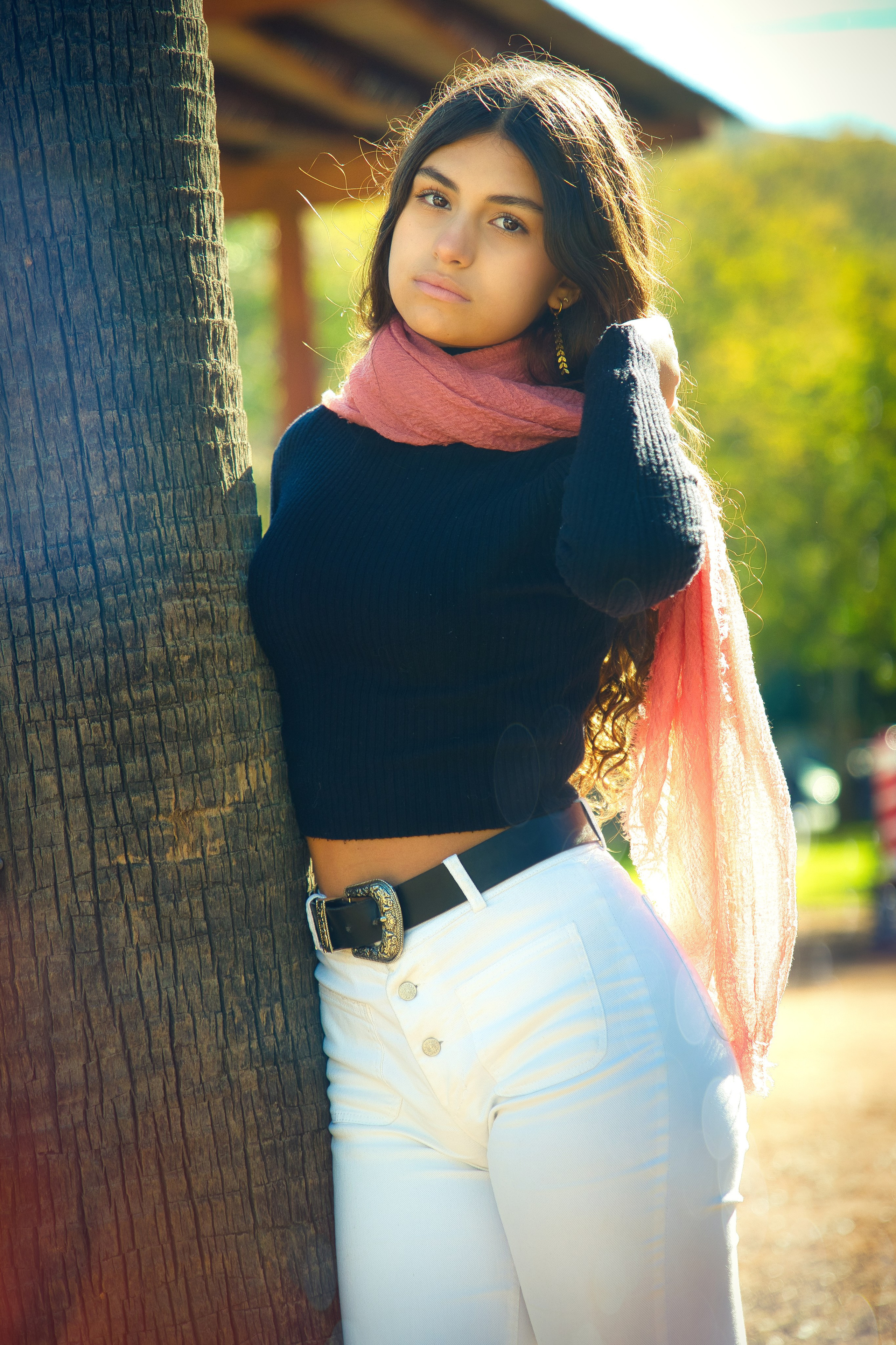 Retrato artístico en exteriores capturado con estilo profesional.