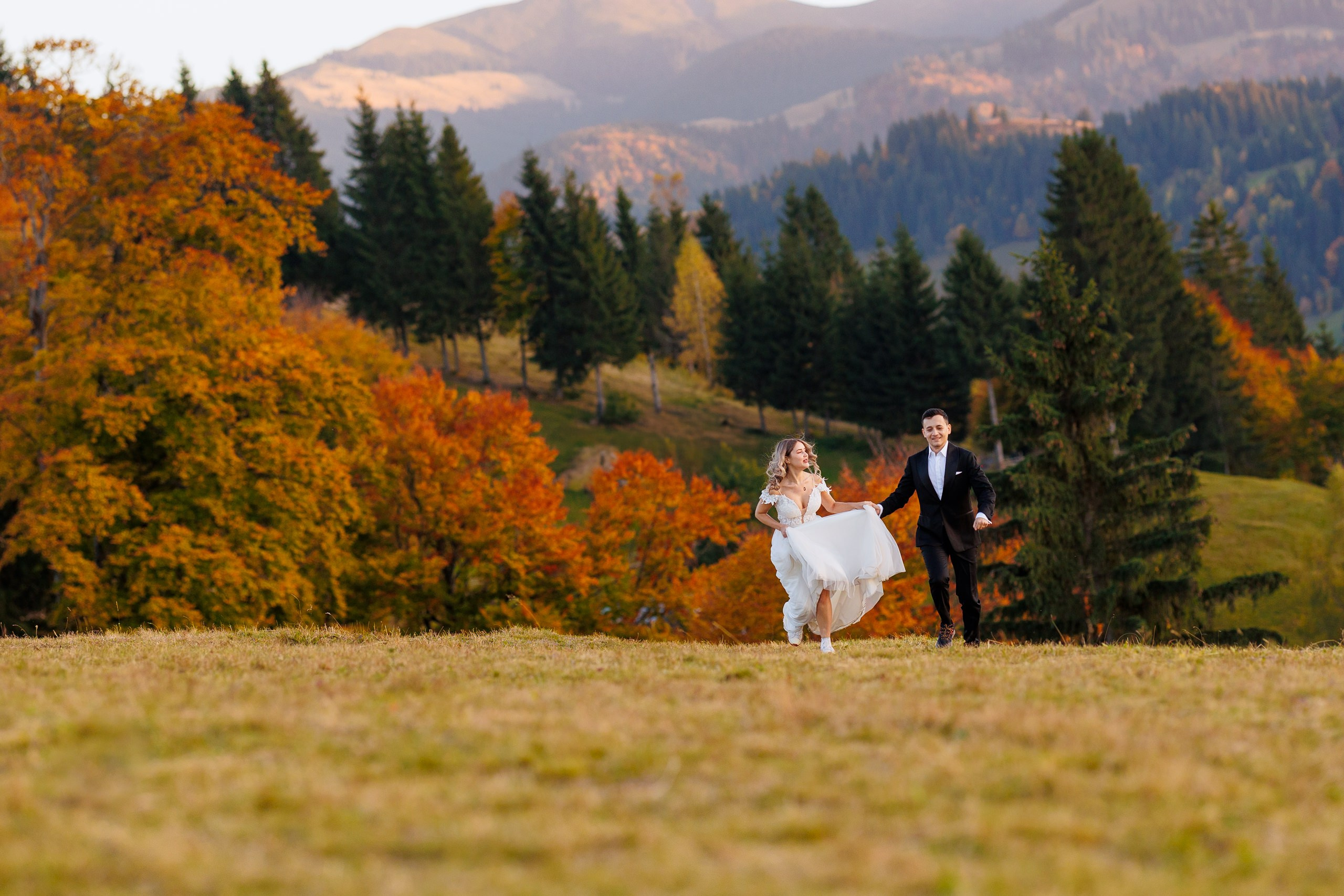 Sedinta foto Trash the dress/After wedding la munte. Fotograf nunta Bucuresti - Manu Ivanciu