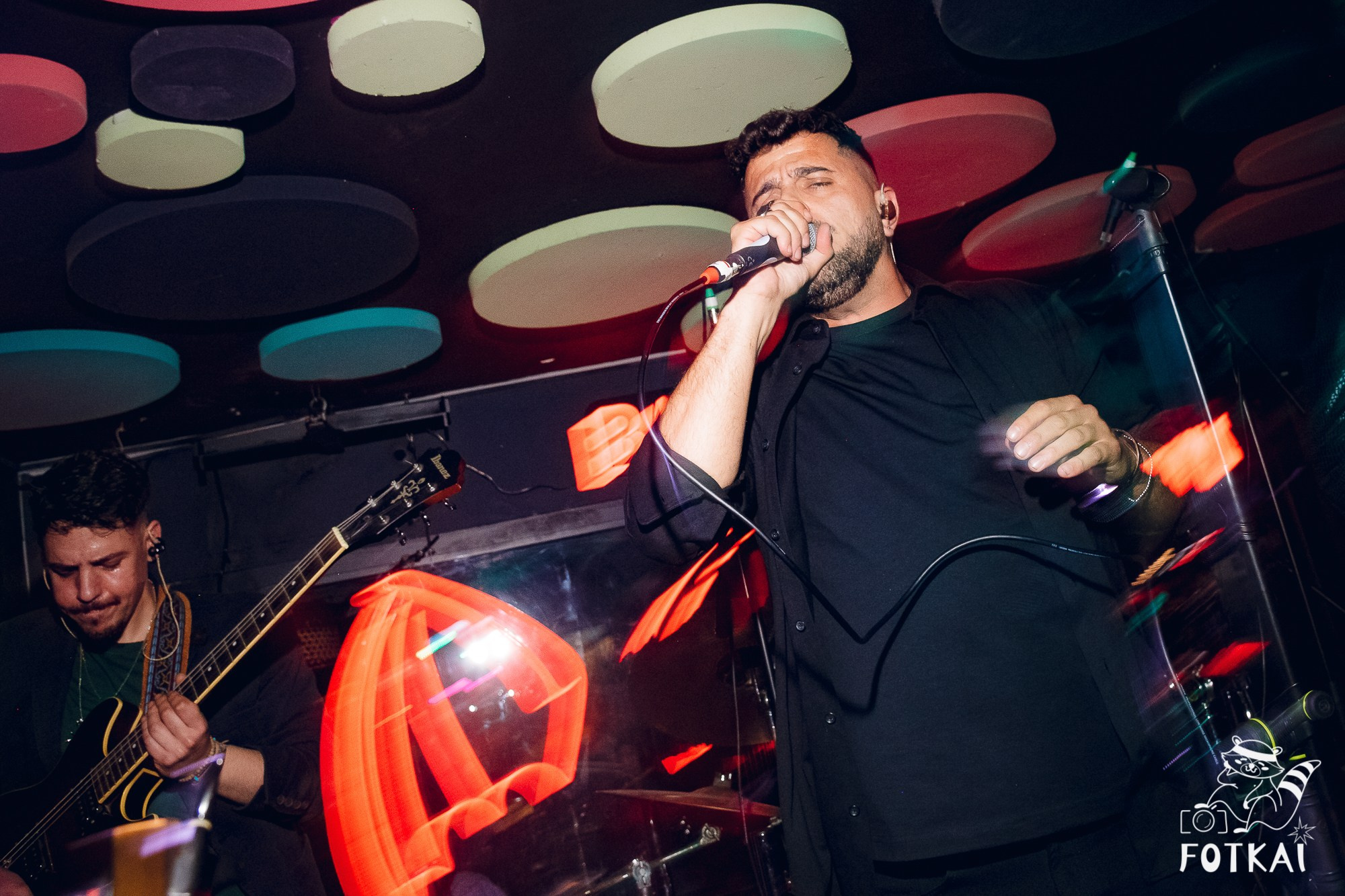 Концерт Delyrio в Confetti Playa Alicante — живое выступление группы, февраль 2026 | FOTKAI