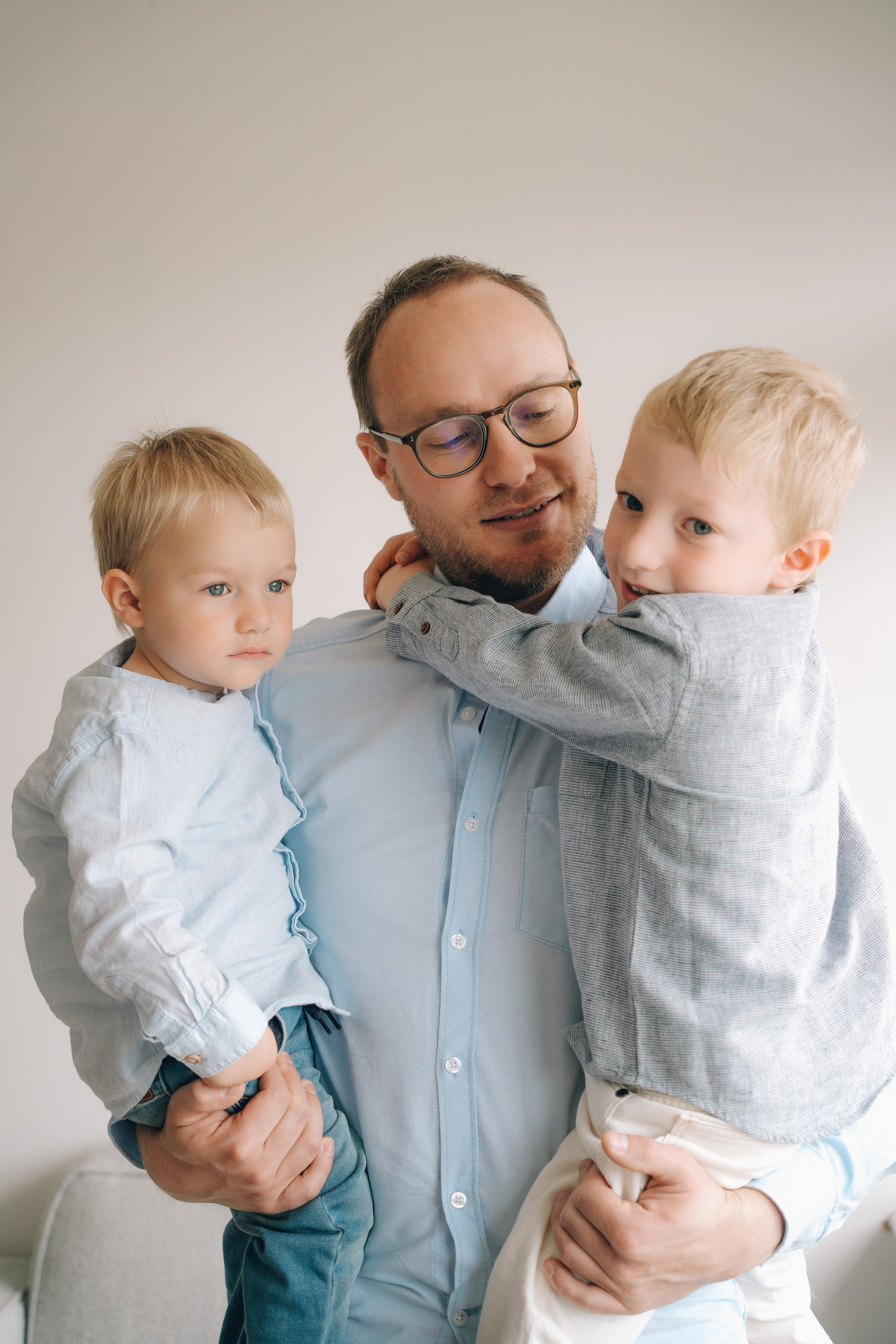 Relaxed at-home newborn photography Solihull, natural light portraits with parents and baby.