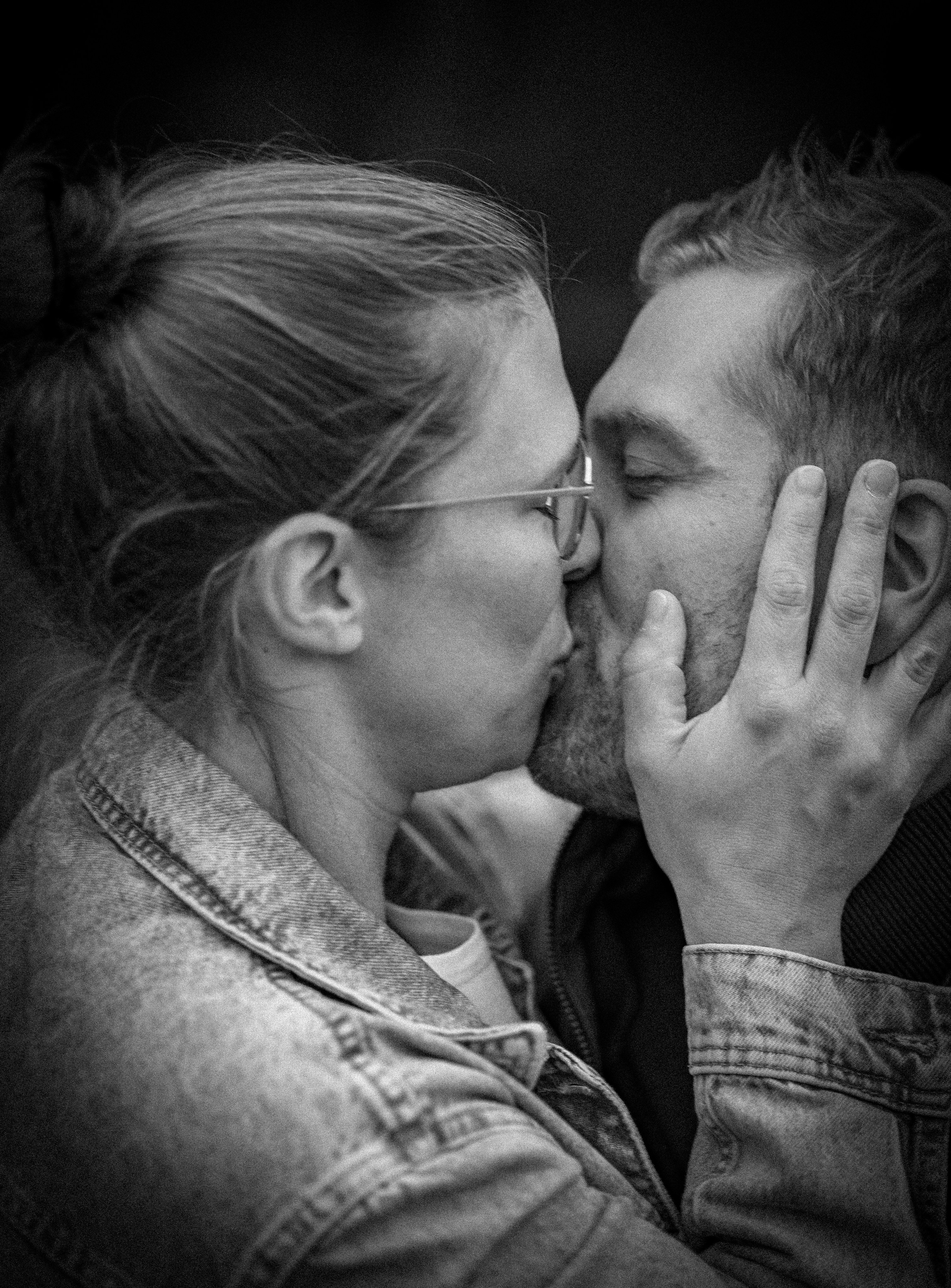 Kapture Fotografie - Romantische fotoshoot van een koppel tijdens een stijlvolle loveshoot met natuurlijke lichtfotografie.