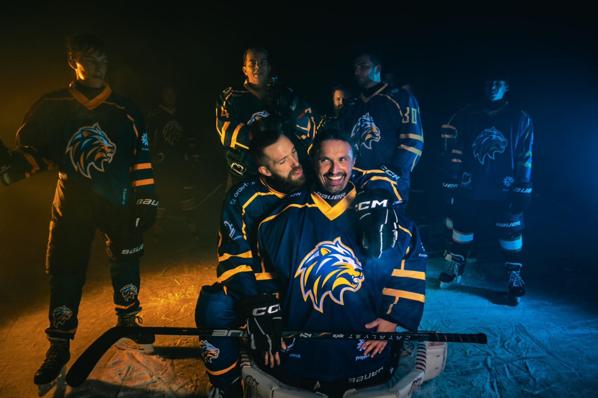 Teamfoto van ijshockeyclub met dramatische verlichting en rookeffecten - Kapture Fotografie