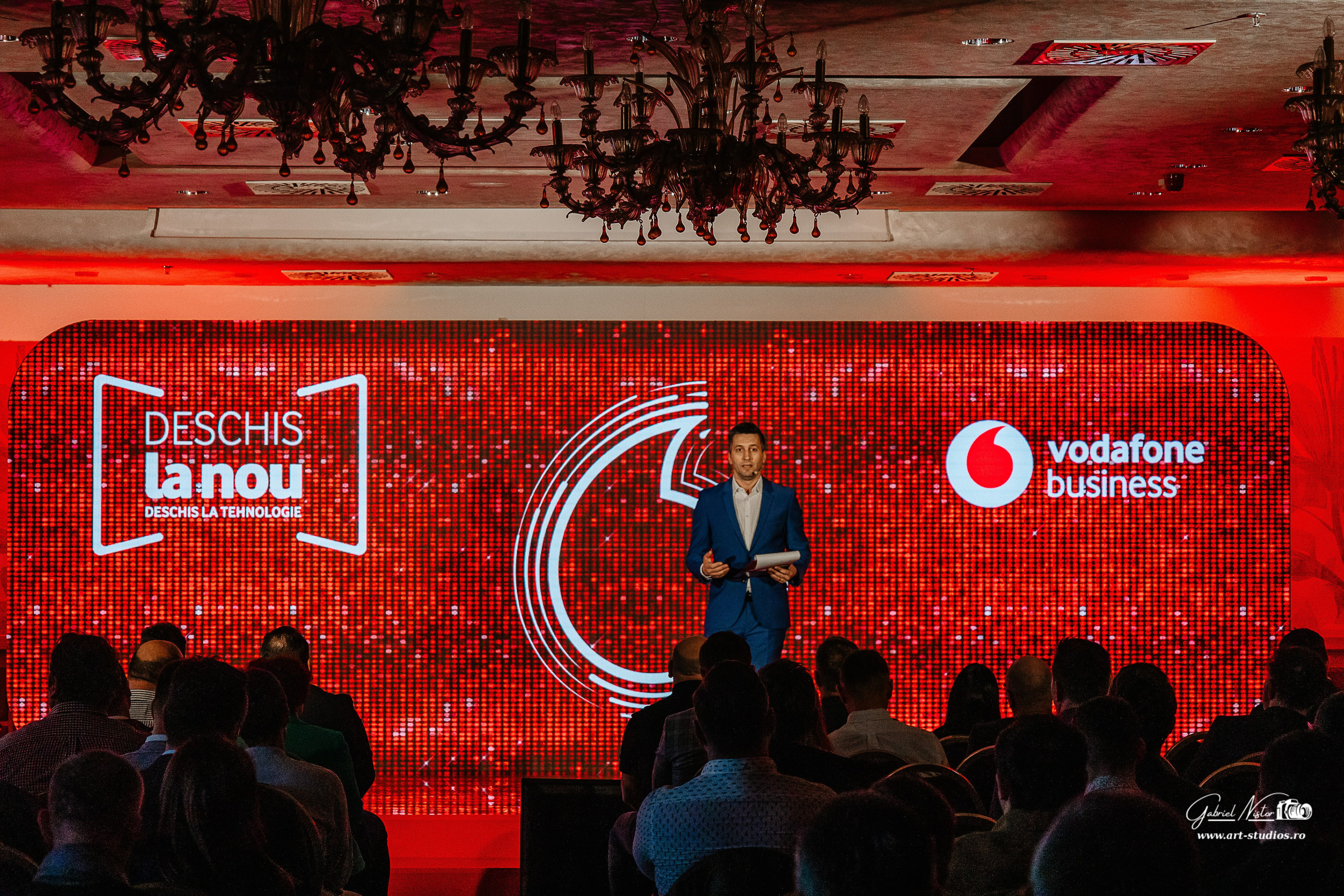 Vodafone - Deschis la Nou. Gabriel Nistor Art-Studios — Photographer / Videographer Iasi