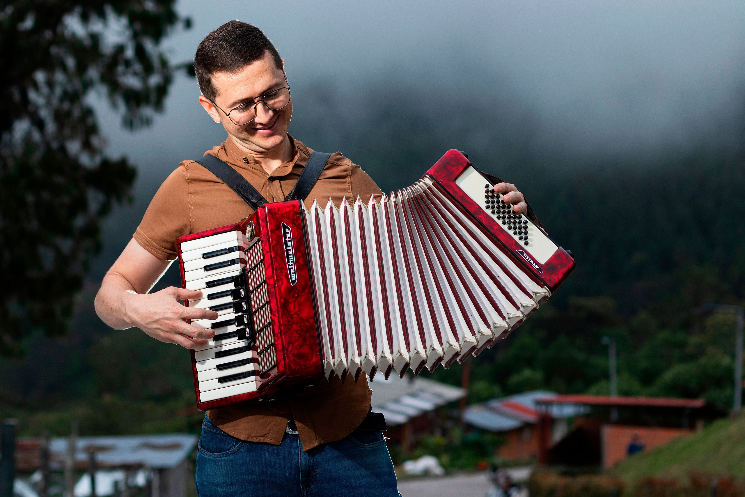 Fotógrafo de retratos fotógrafo de estilo de vida fotografía de locación fotografía de estudio sesión de fotos marca personal. Fotografía profesional para su evento en Caldas por SERFOTOGRAFÍA