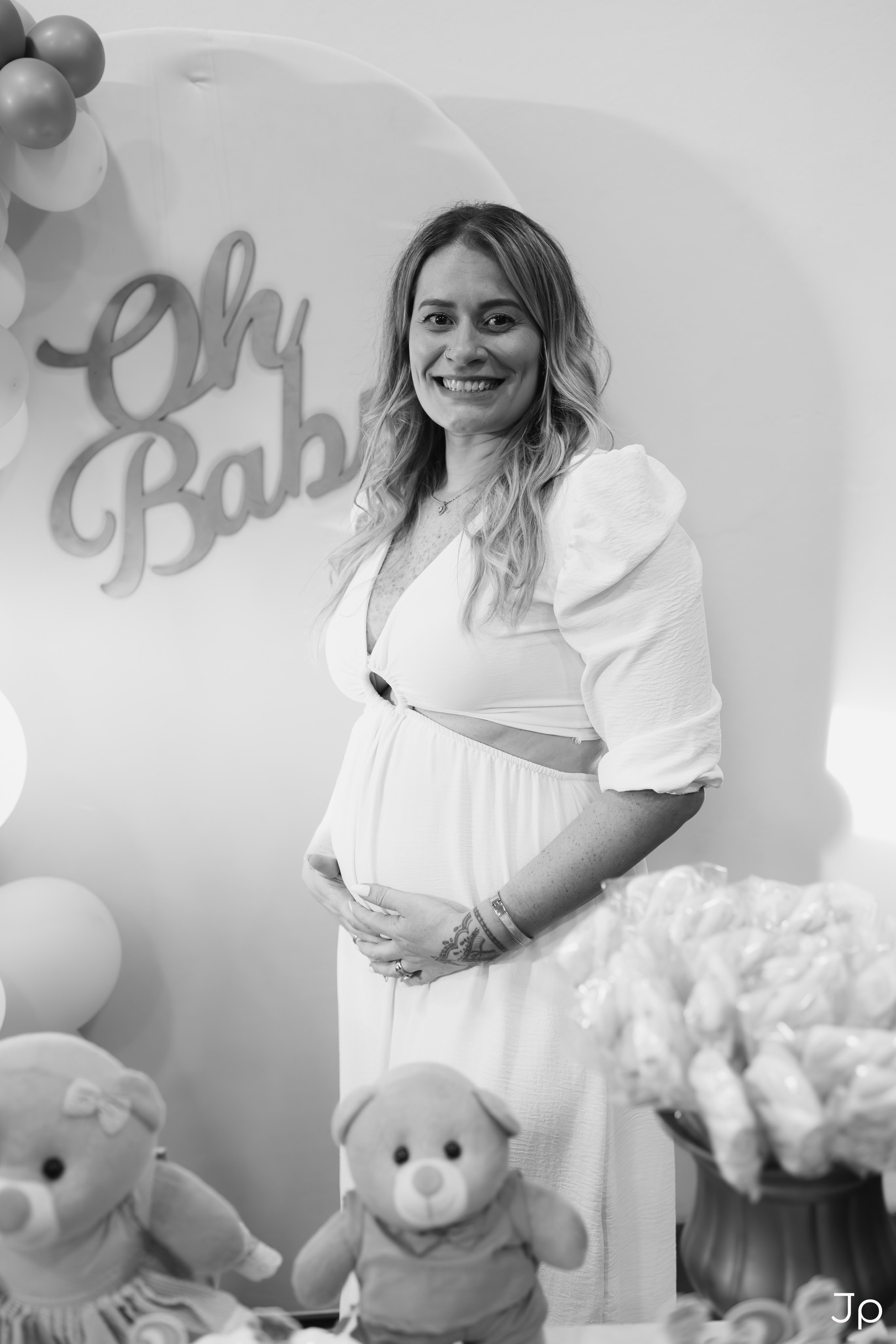 Foto em preto e branco da gestante acariciando a barriga.