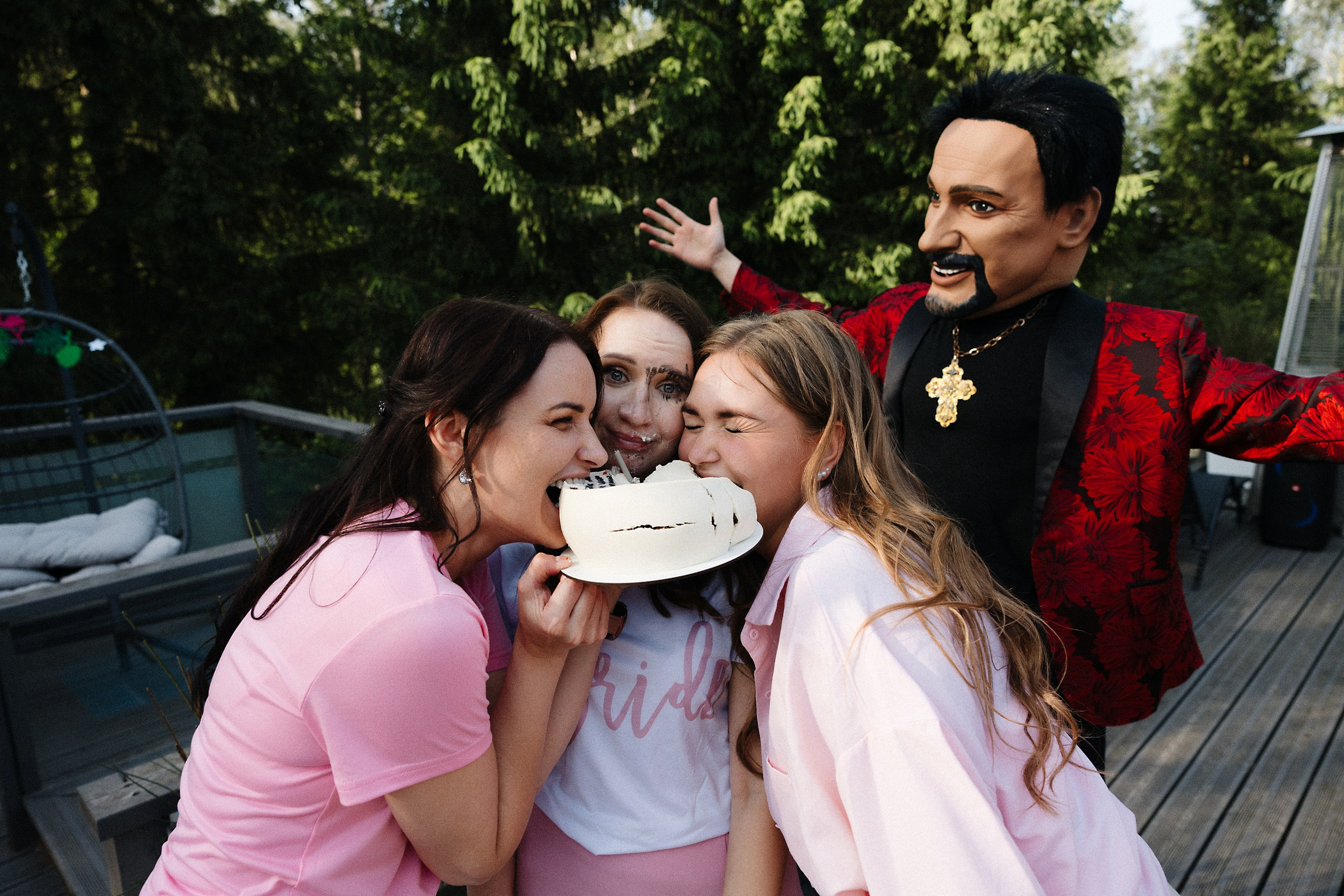 Яркая фотосессия девичника в Риге: розовые наряды и очки в форме сердца. Евгений Тимофеев | Свадебный и контент-фотограф и видеограф в Риге