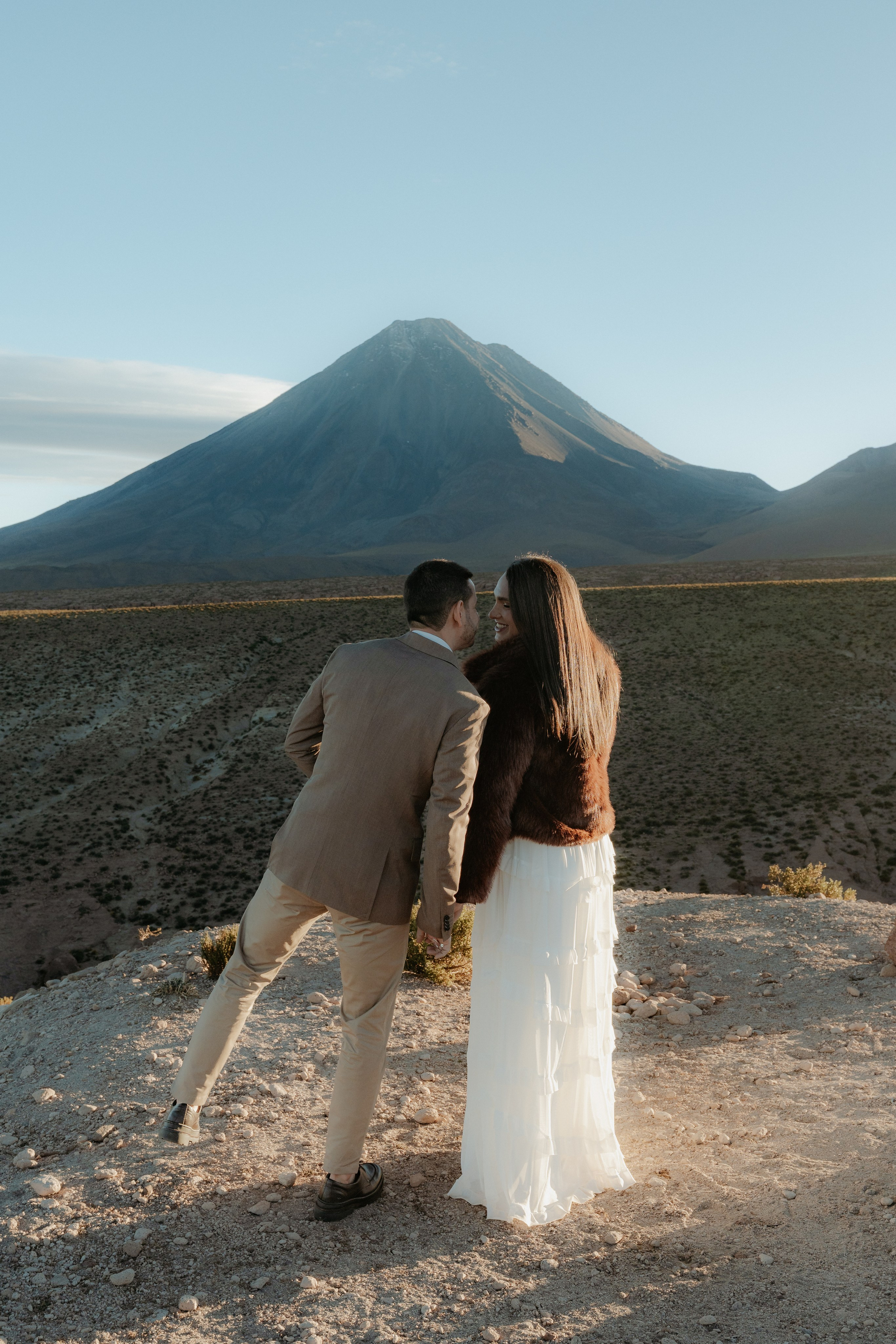 Pre-wedding no mirante do vulcão Licancabur. Photographer in San Pedro de Atacama