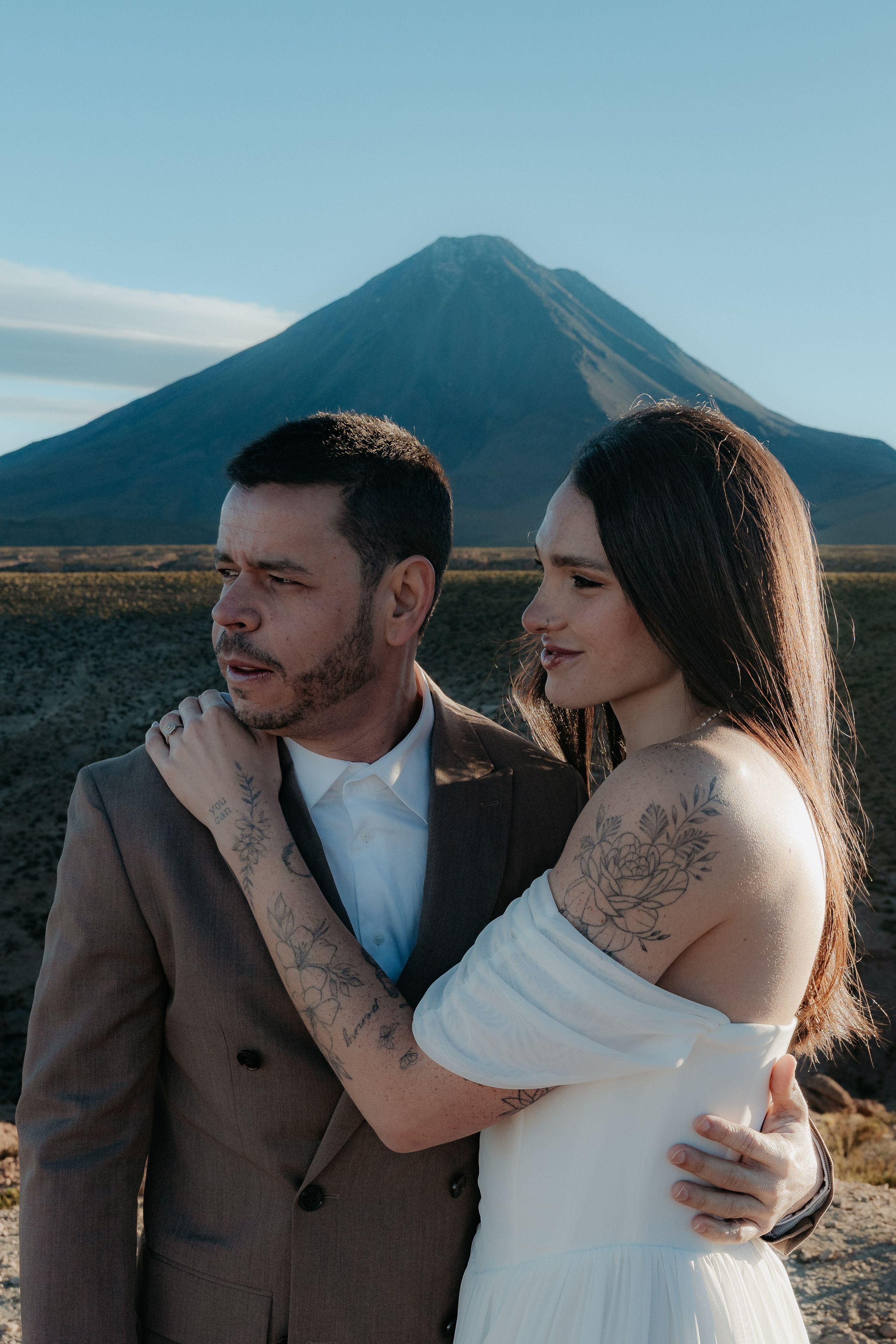 Pre-wedding no mirante do vulcão Licancabur. Photographer in San Pedro de Atacama