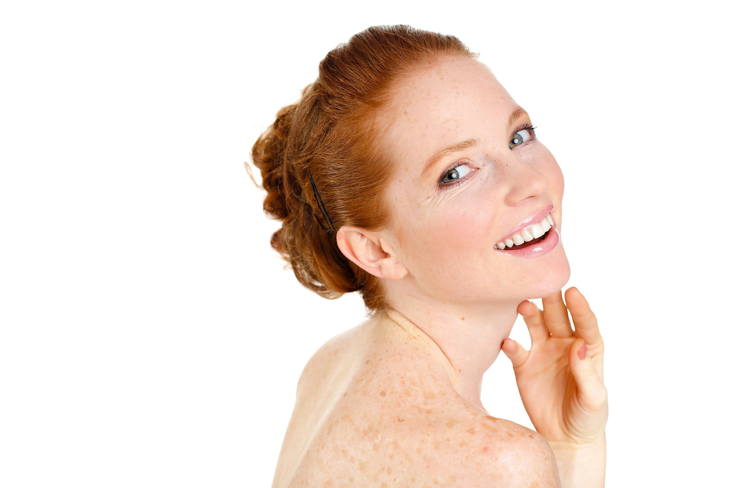 The red-haired model wears an earring that adds glamor to her look. Her hair is styled to highlight the earring, and her makeup highlights her eyes and lips. The image reflects a combination of sophistication and modern fashion, emphasizing the importance of accessories in completing a stylish look.