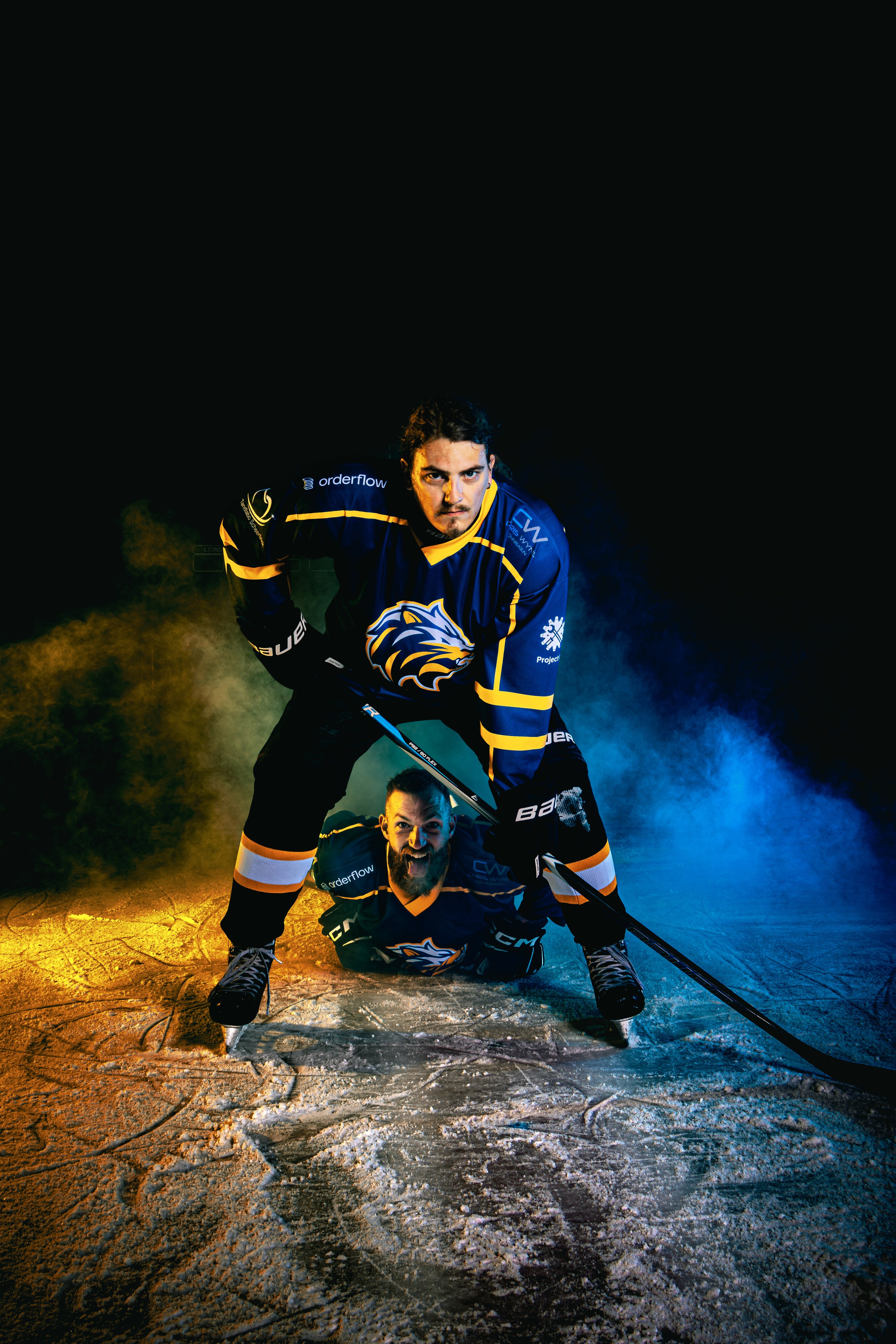 Kapture Fotografie – actiefoto van een ijshockeyploeg tijdens een intense wedstrijd met dramatische lichten en dynamische sportfotografie.