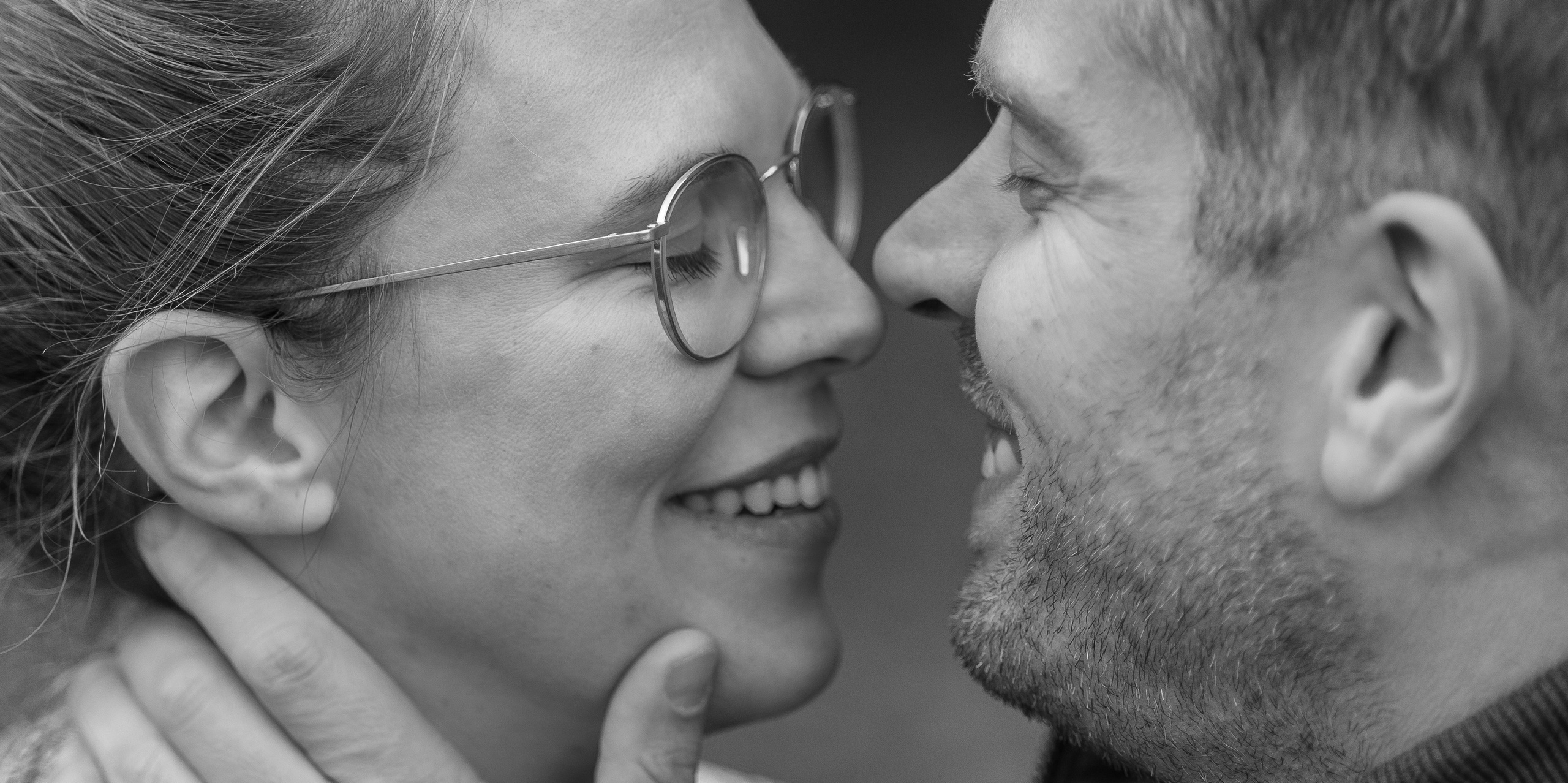 Close-up van lachend koppel met natuurlijke emoties