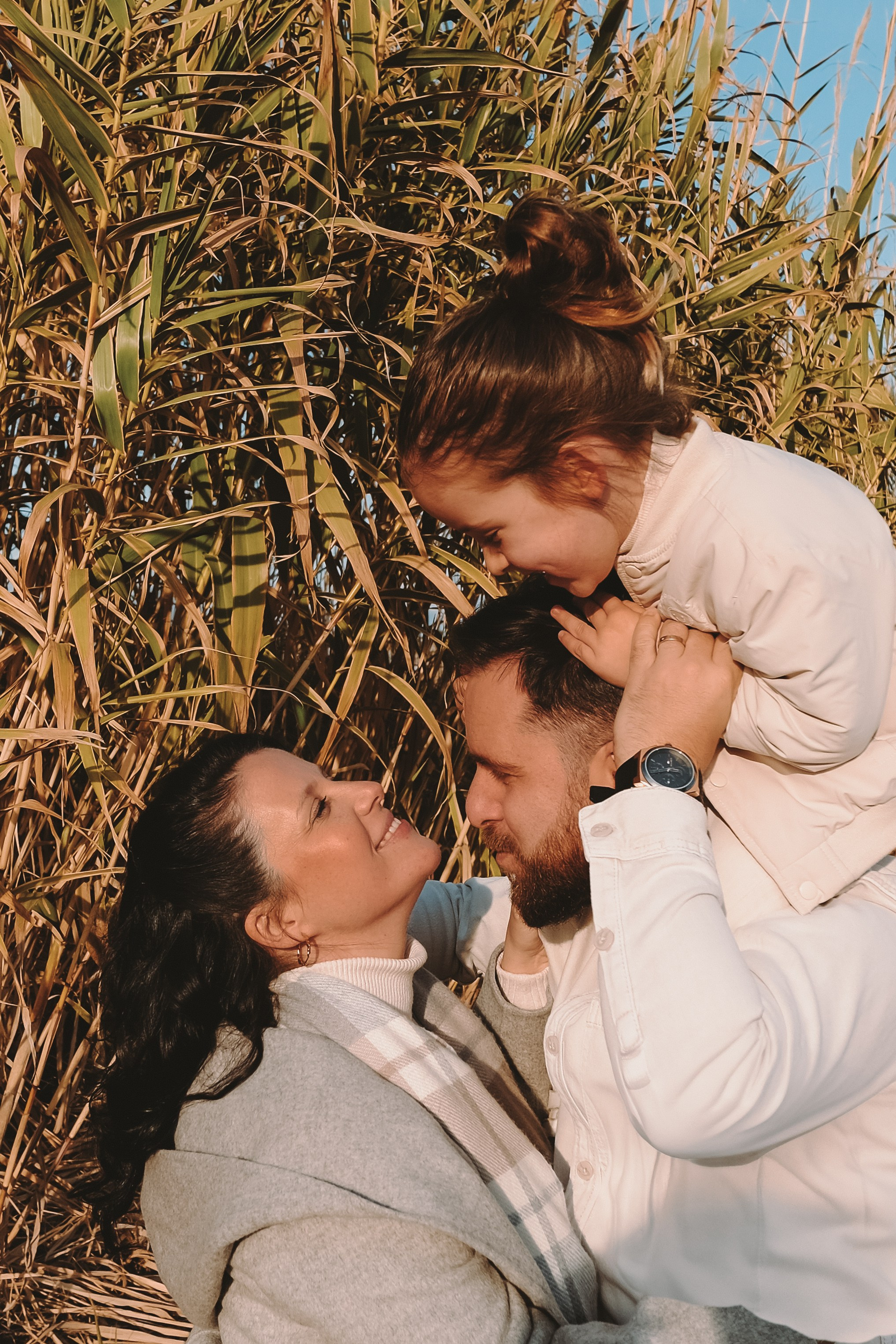 Sesión familiar embarazo. Fotografía profesional en Calafell - Elena Medvedeva